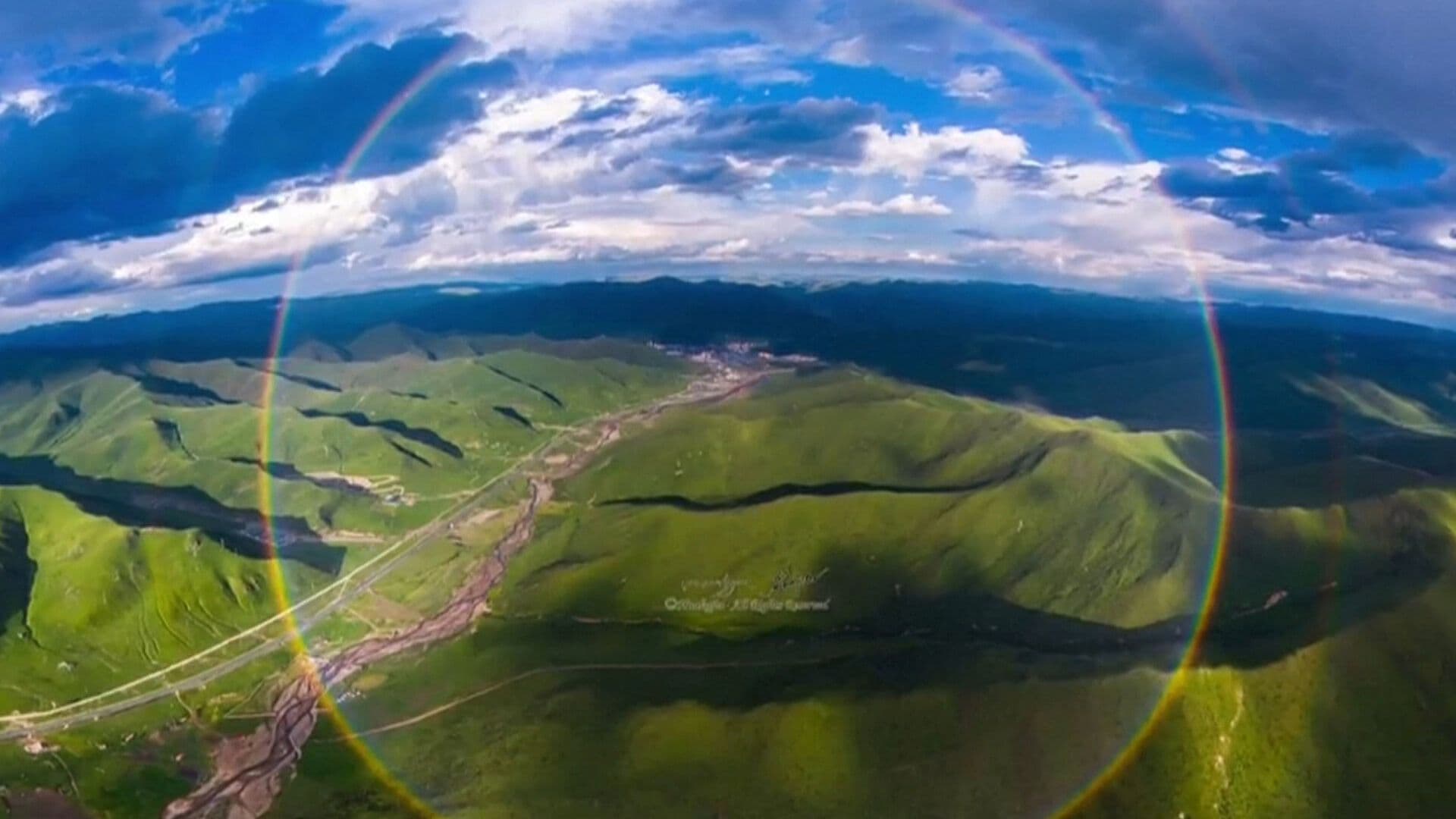 VIDEO: Captan Extraño Arcoíris Circular Sobre Montañas de China; Fenómeno se Vuelve Viral