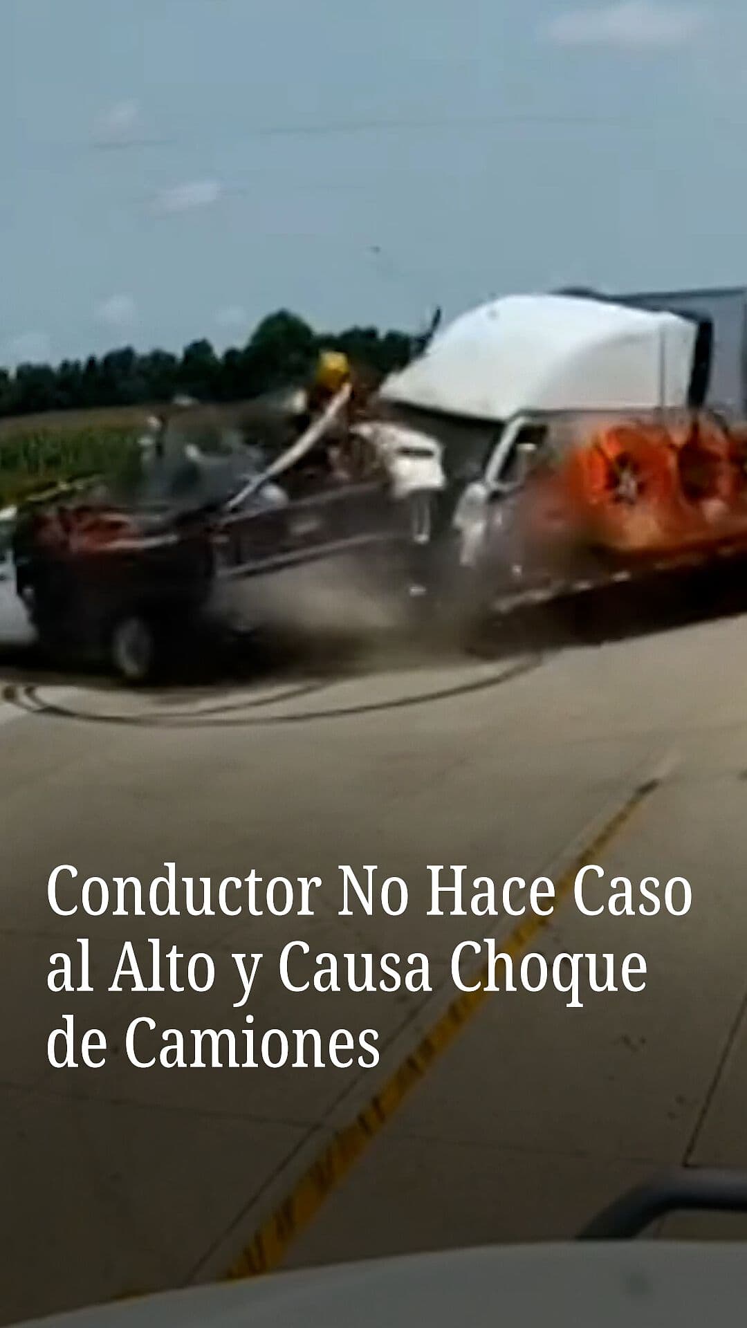 Conductor No Hace Caso al Alto y Causa Choque de Camiones
