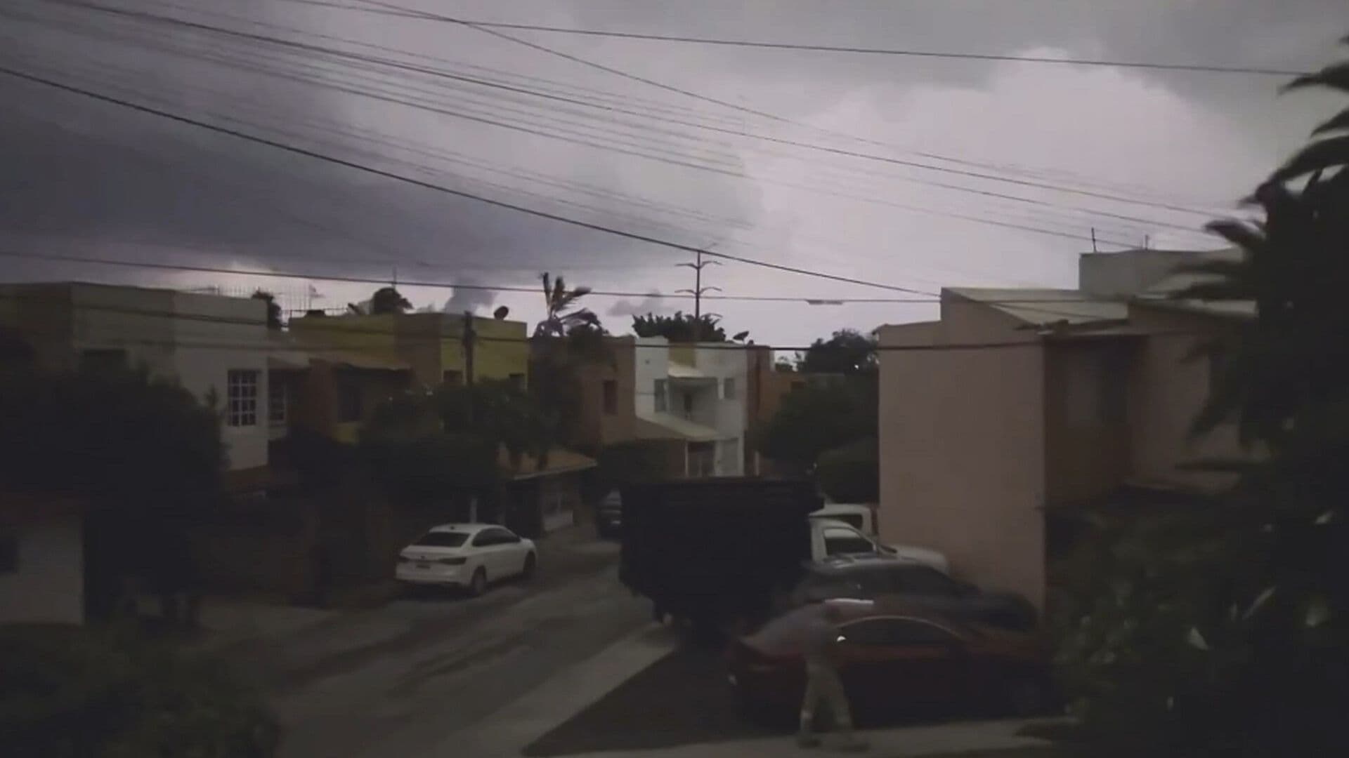 VIDEO: Tormenta Eléctrica Deja Apagones y Fuertes Vientos en Jiutepec, Morelos