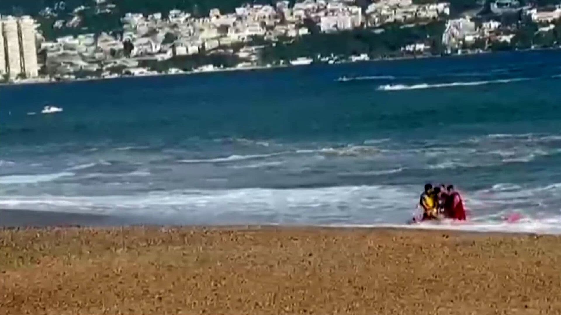 Mar de Fondo Provocó Rescate de Dos Turistas en Playa El Morro, Acapulco, Guerrero
