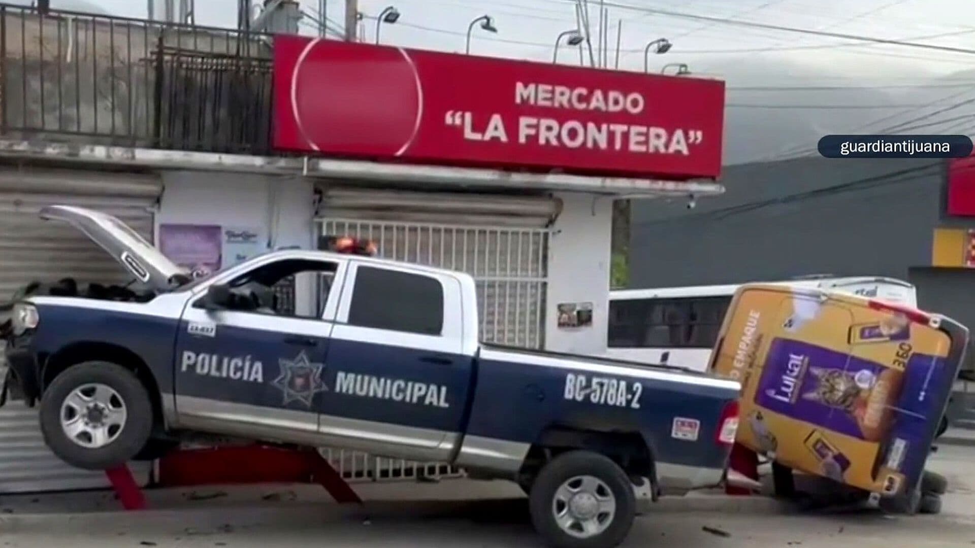 Choque Entre Patrulla y Transporte Público Dejó un Policía Herido en Tijuana, Baja California
