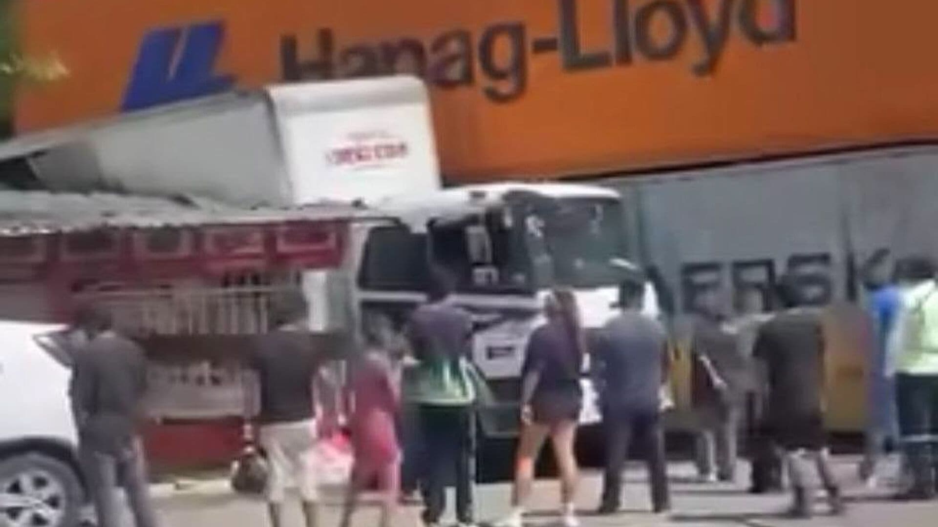 Tráiler Choca contra Ferrocarril en Córdoba, Veracruz; Hay Varios Lesionados