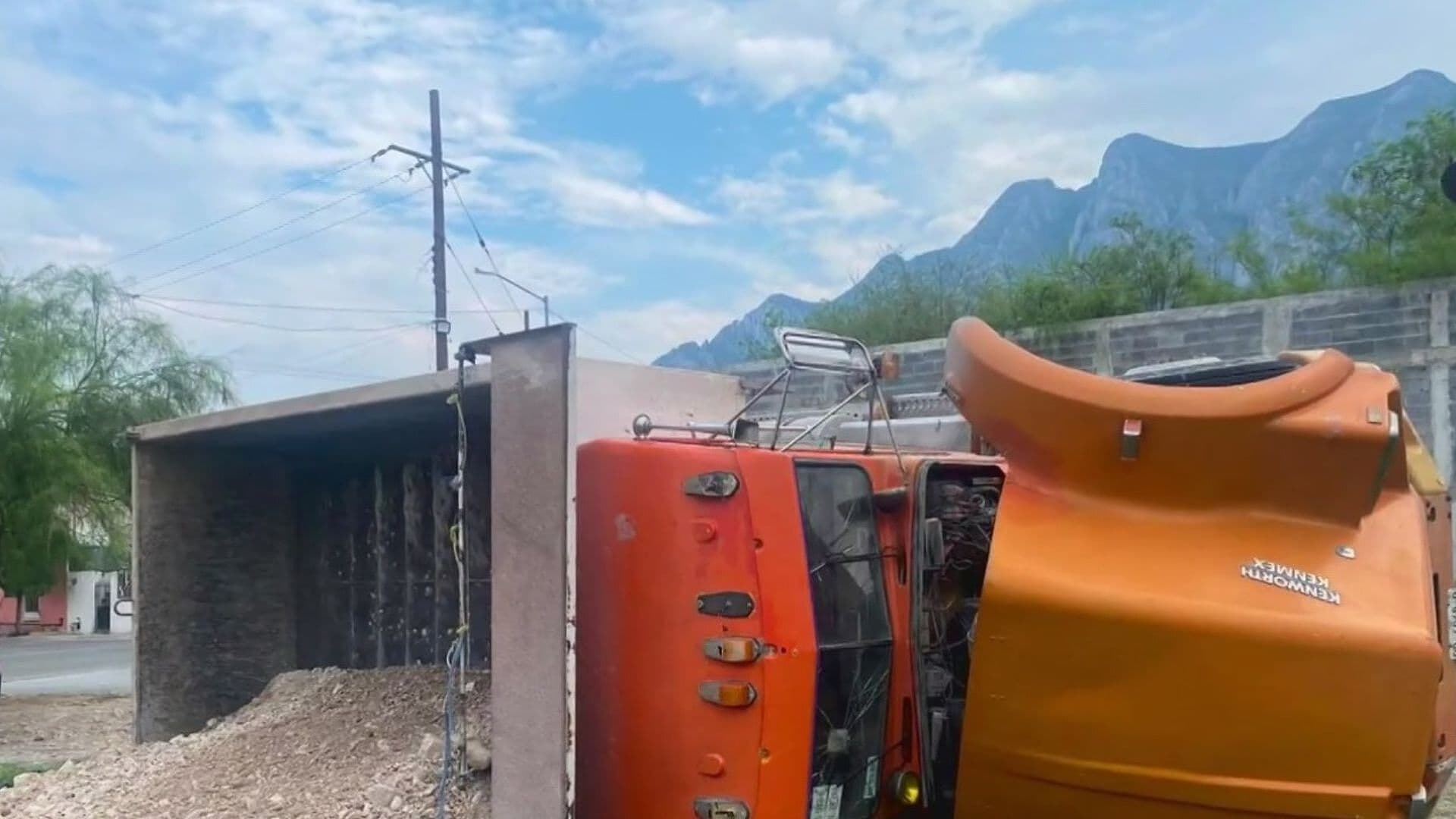 Se Queda Camión Sin Frenos y Vuelca en Col. Zimiz en Santa Catarina