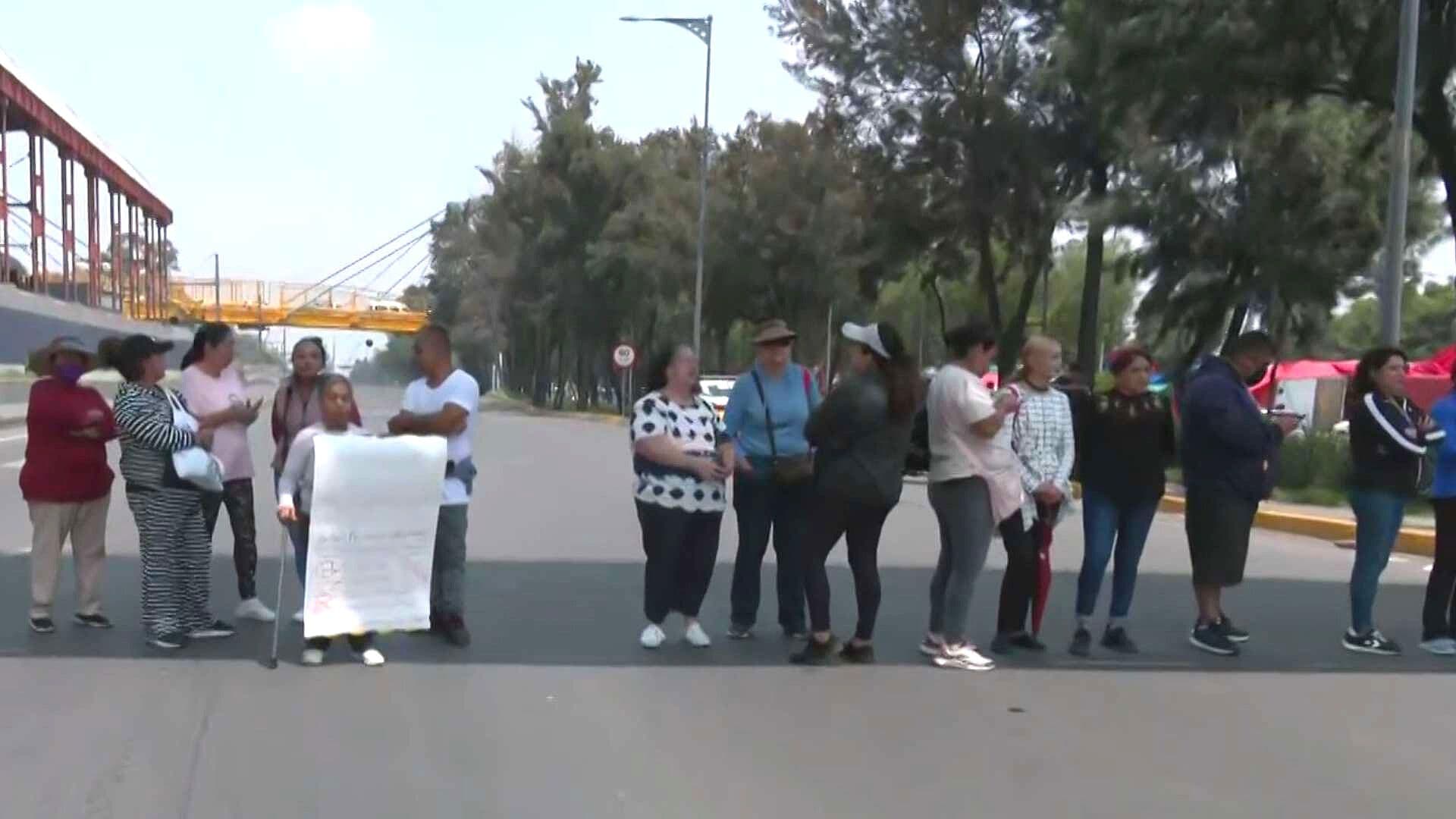Vecinos de Iztapalapa Bloquean Calzada Zaragoza; Exigen Apoyos Pendientes por Inundación