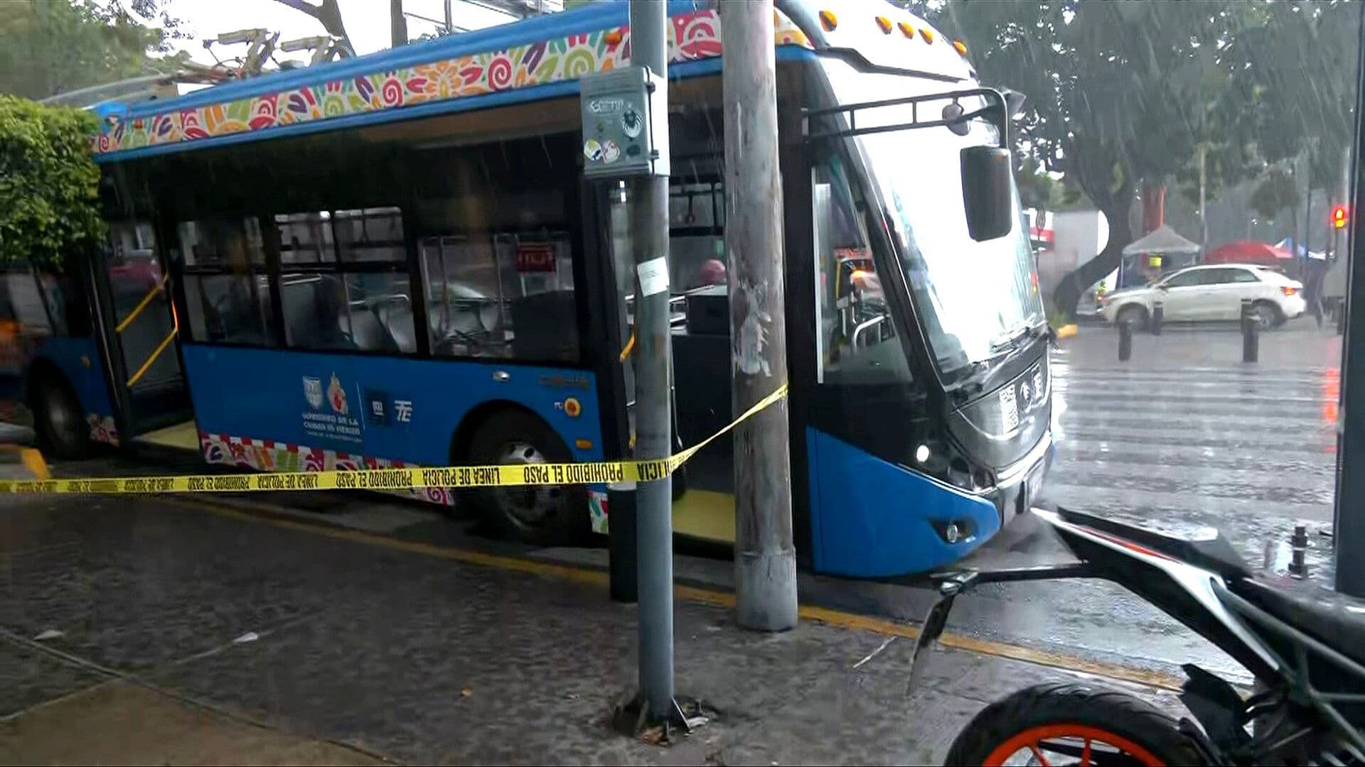 Trolebús Cae a Socavón tras Fuerte Tormenta en Coyoacán, CDMX