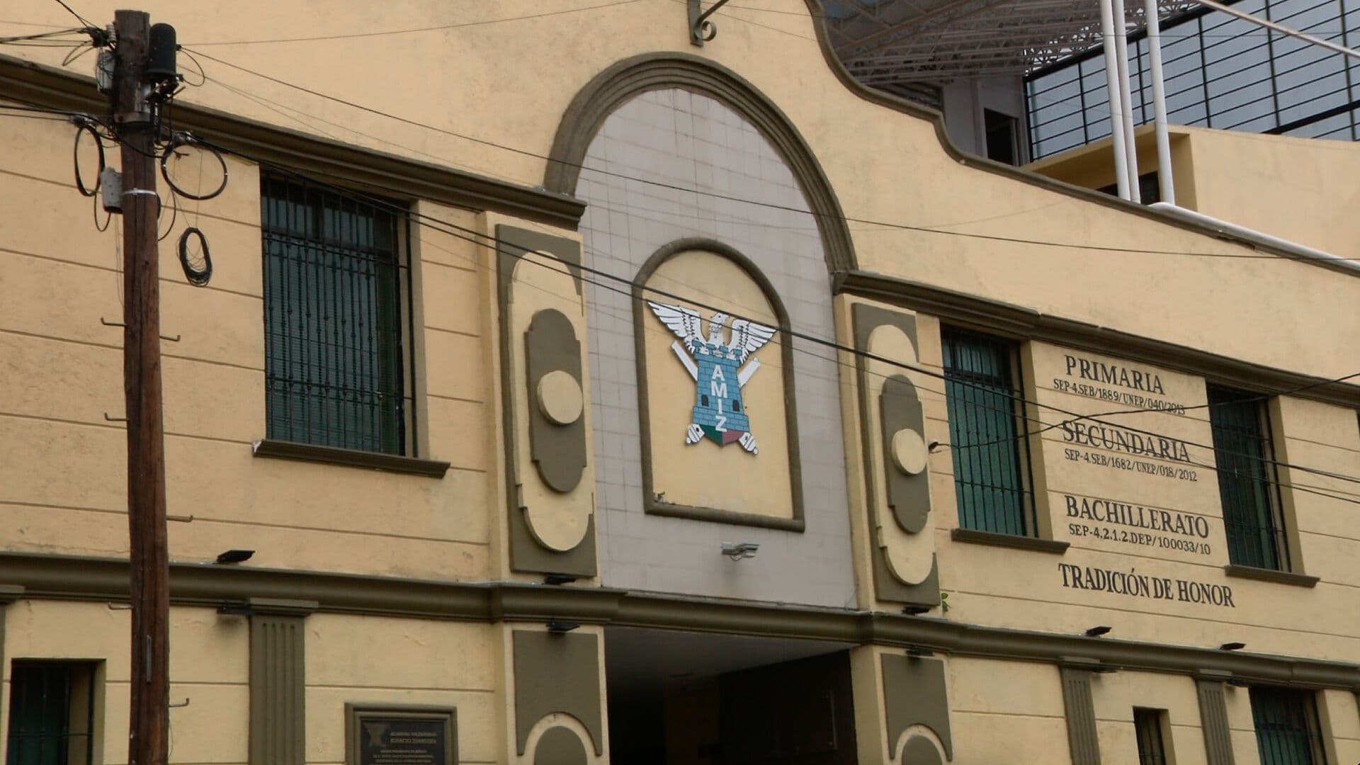 Padres de Alumnos de Academia Militarizada en Puebla se Manifestaron Frente a la Escuela