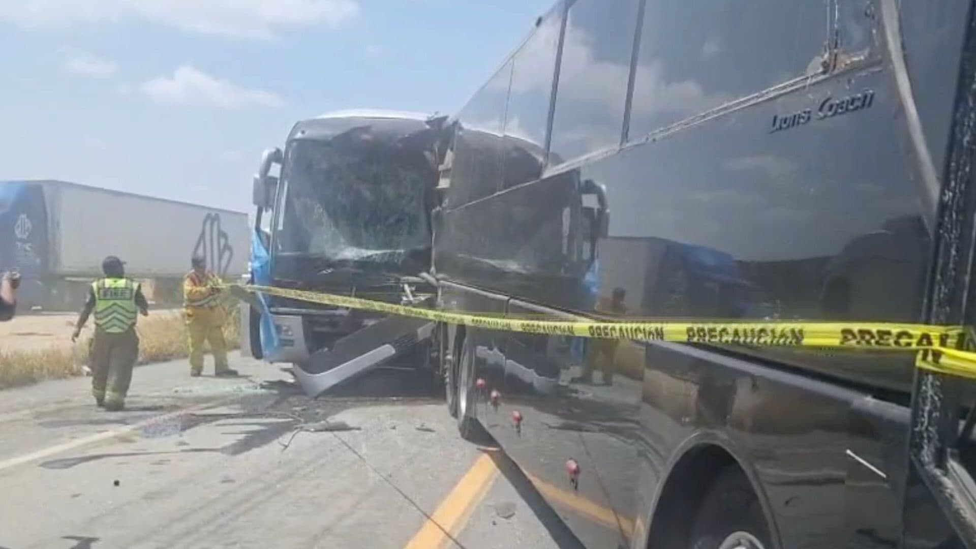 Se Registra Accidente entre Dos Autobuses y un Tráiler en Carretera Nuevo Laredo - Monterrey