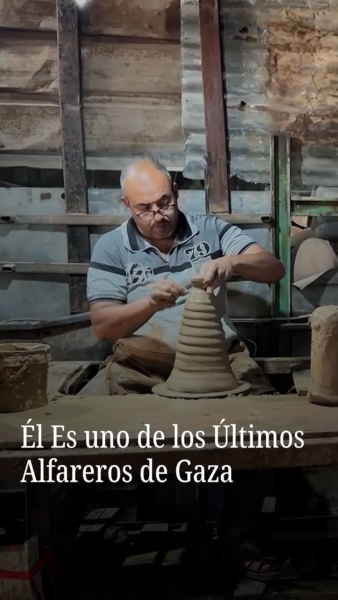 Él es uno de los Últimos Alfareros de Gaza
