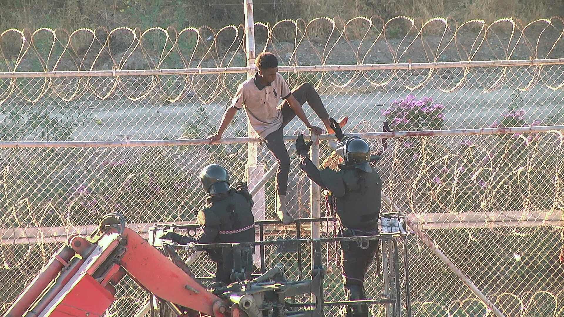 Denuncian Frontera de Ceuta Colapsada tras la Llegada de Cientos de Migrantes Marroquíes