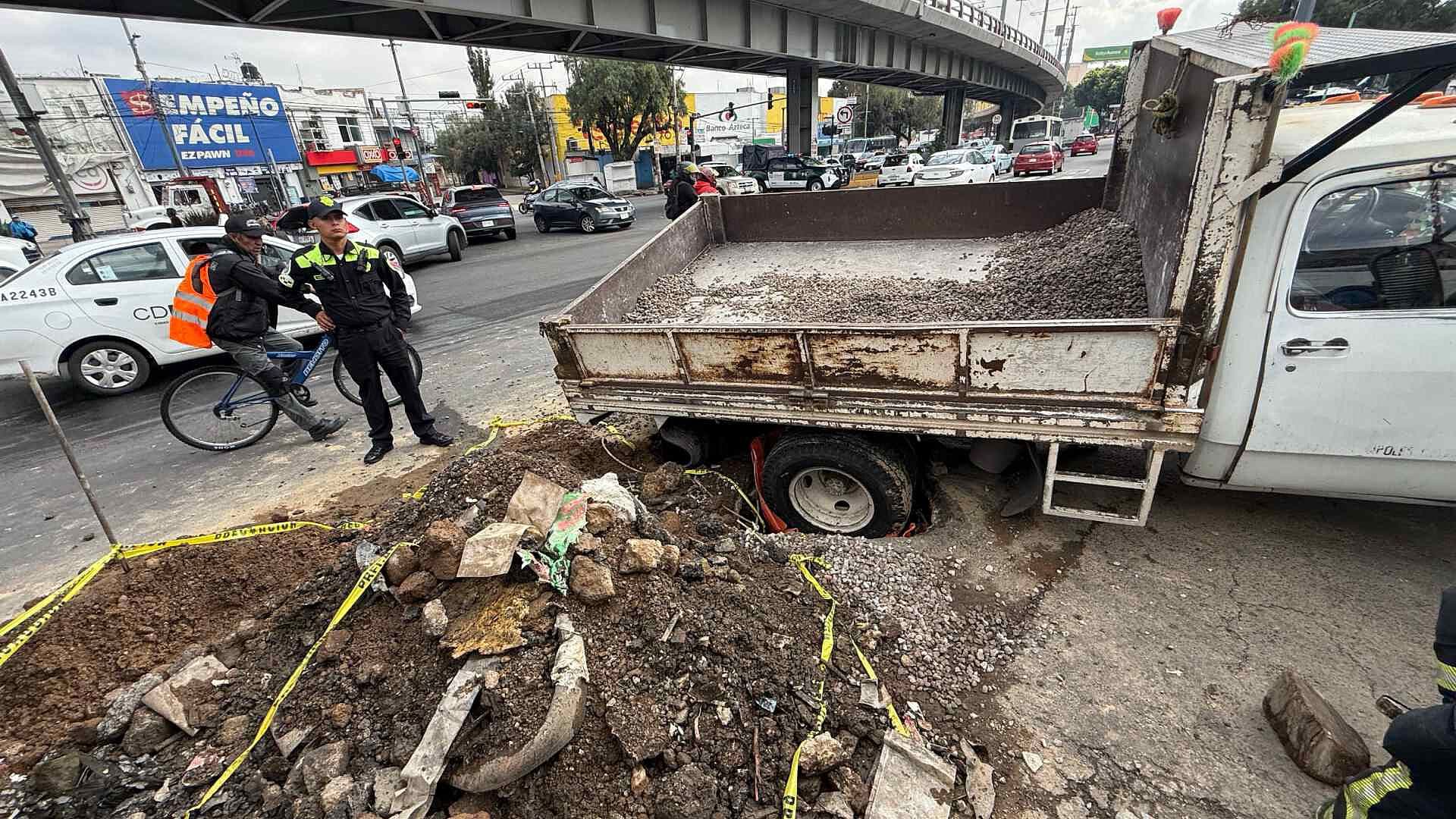 Camión que Llevaba Graba Cae en Socavón en Iztapalapa: Hay Afectación Vial