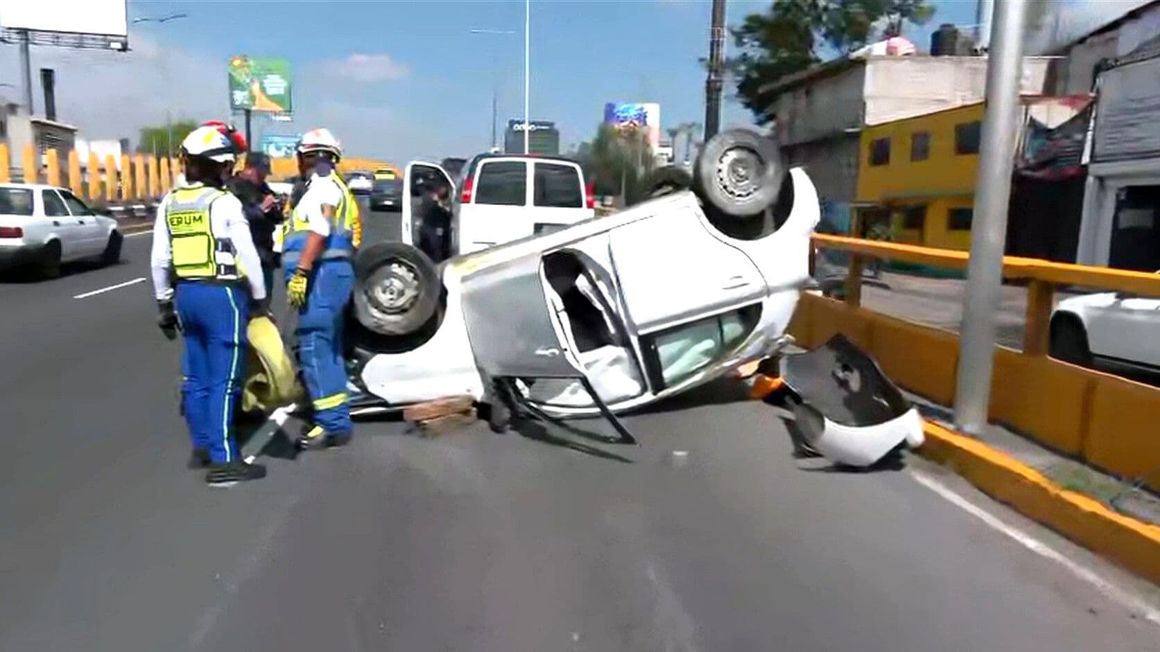 Fuerte Accidente Hoy en Circuito Interior: Camioneta se le Cierra a un Auto y Provoca Volcadura