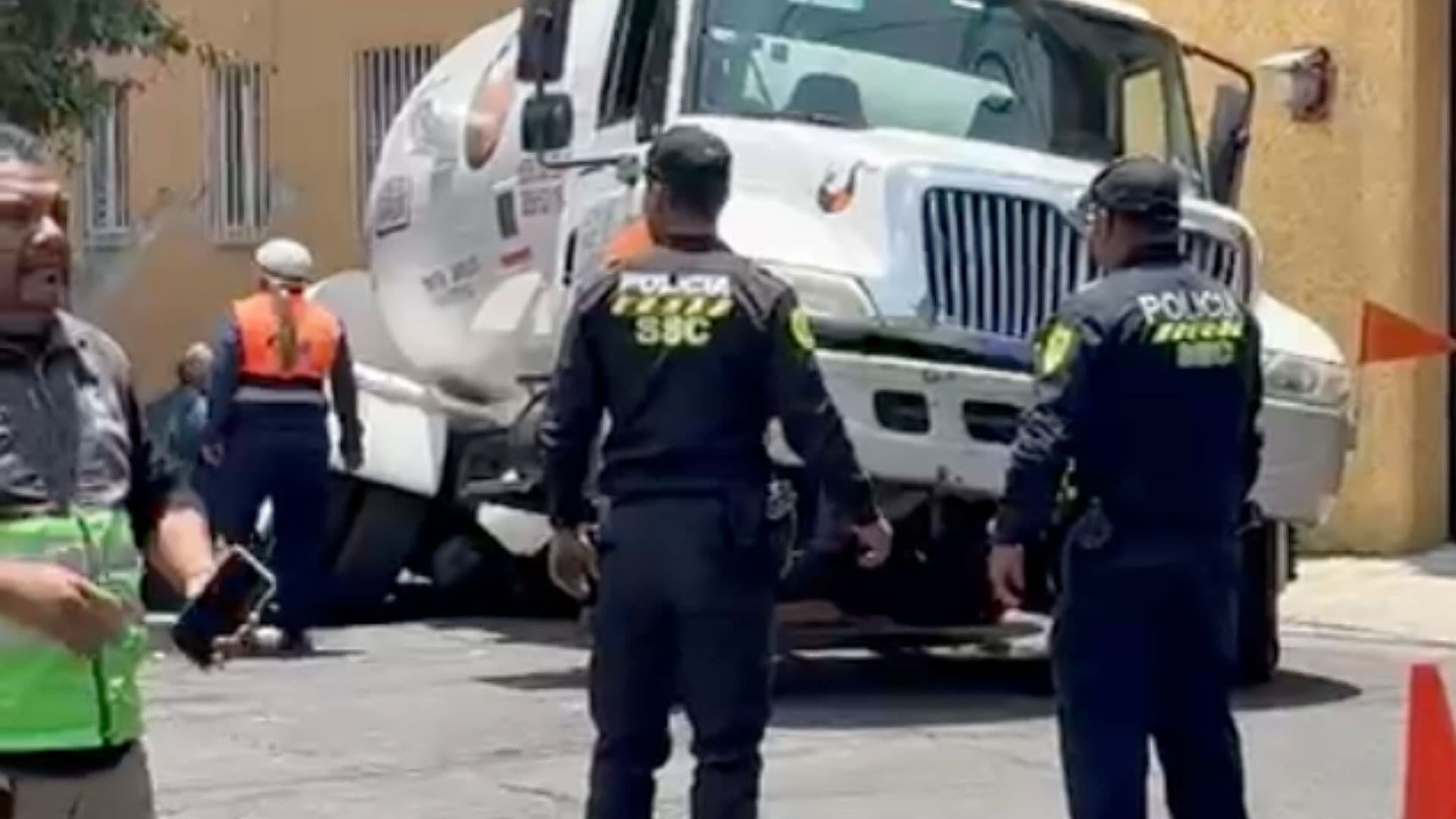 Pipa con Gas LP Cae en Socavón en Barrio San Mateo, Coyoacán, CDMX