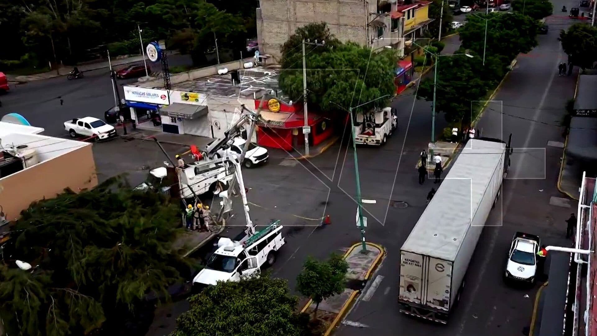 Tráiler Derriba Poste y Deja sin Luz a Vecinos de Santa María Aztahuacán, CDMX
