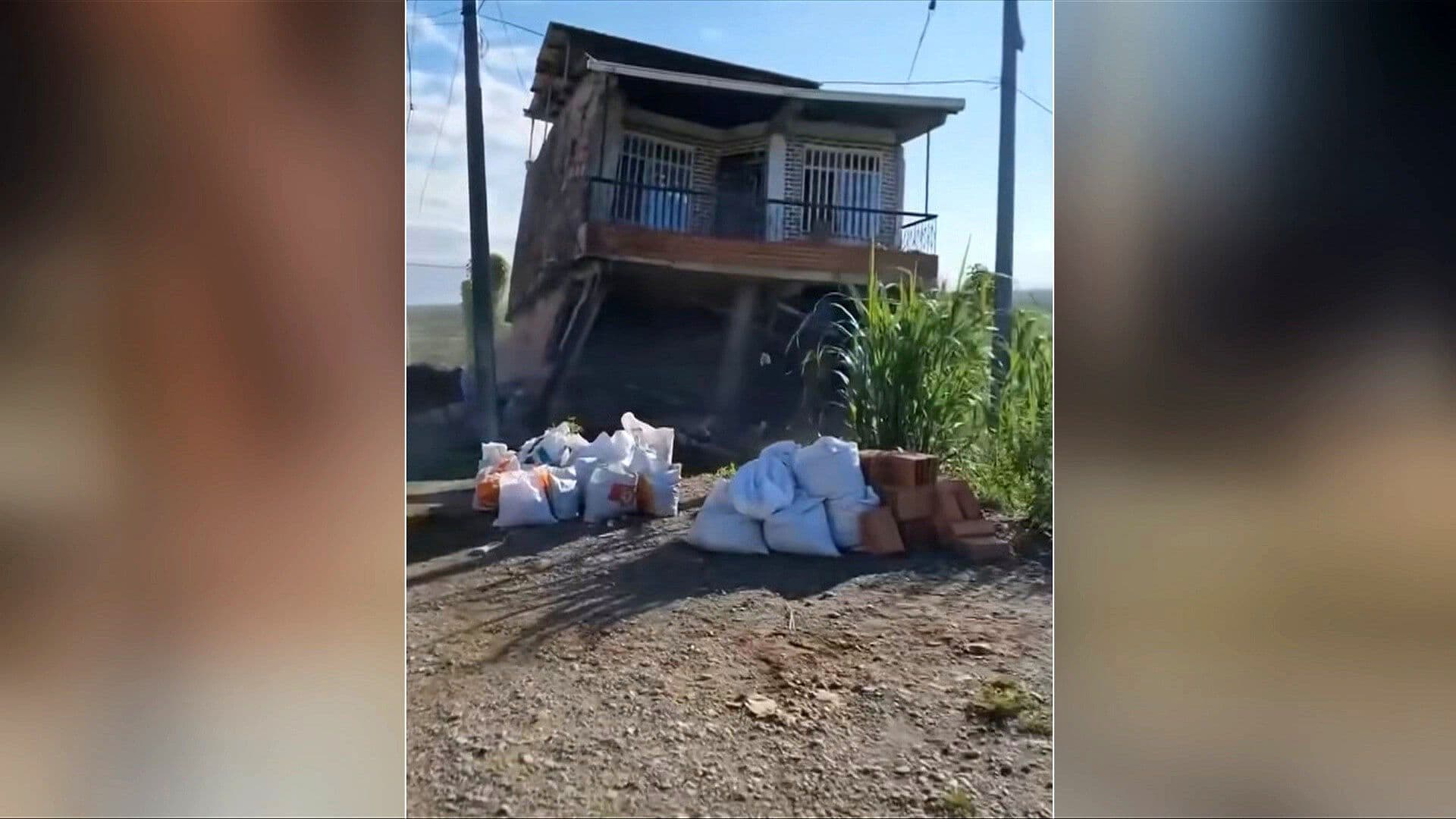 'En Tus Manos Estamos Dios'; Captan en Video Momento Exacto del Desplome de Casa en Colombia