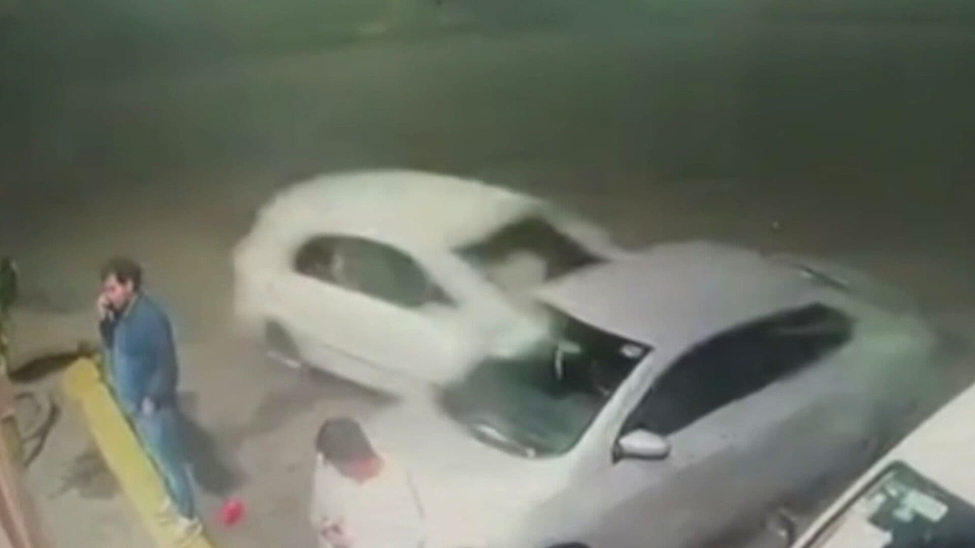 Vehículo Embiste a Auto Estacionado en Apizaco; Dos Hombres Se Salvan de Ser Arrollados