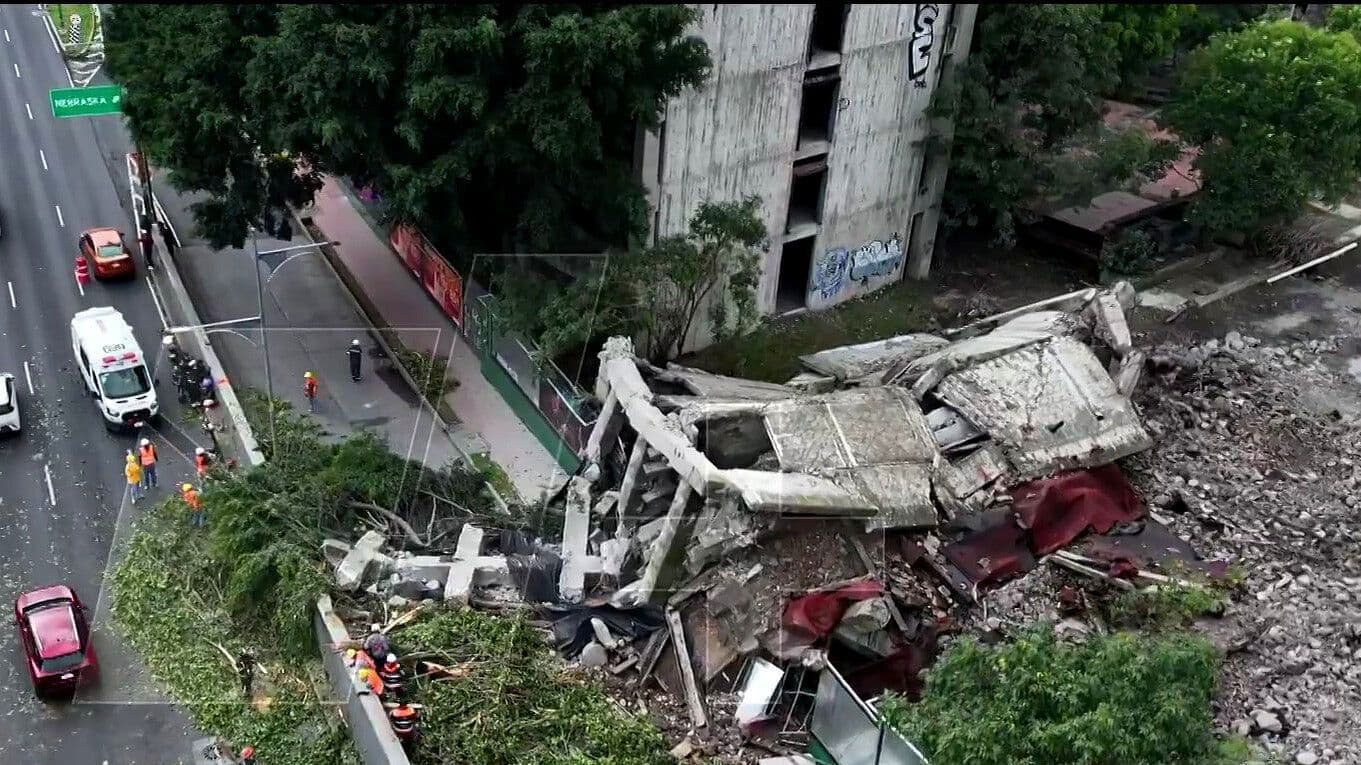 Derrumbe en la Colonia Escandón Hoy Tira Árbol sobre un Auto y Afecta la Circulación