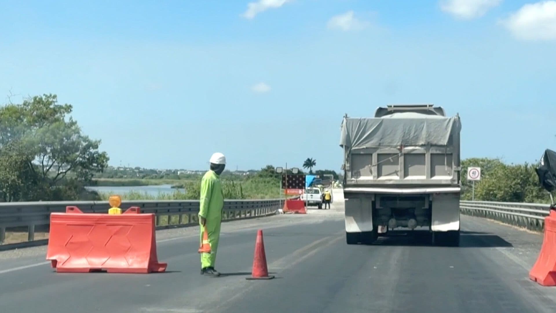 Captan Trabajadores Arrojando Escombro a Laguna del Chairel en Tampico