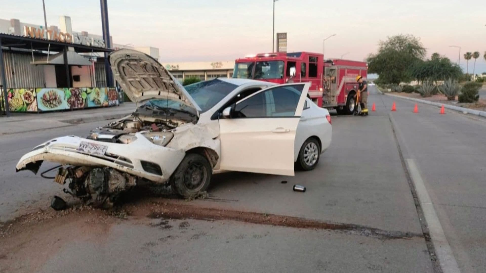 Conductor Presuntamente se Durmió y Termina Impactado con Árboles en Camellón de Hermosillo