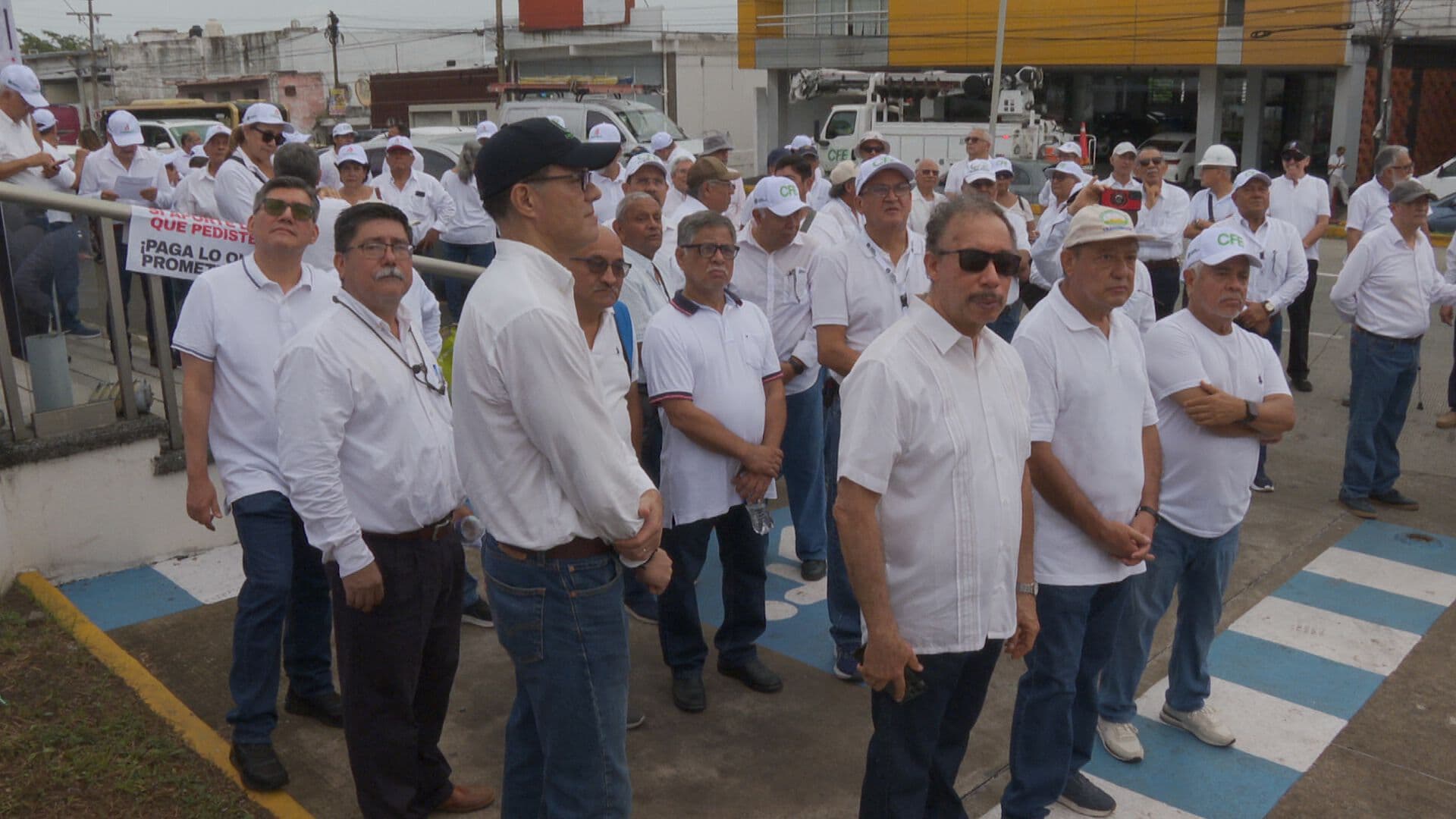Jubilados de PEMEX y CFE se Manifiestan en Veracruz por Disminución en sus Pensiones