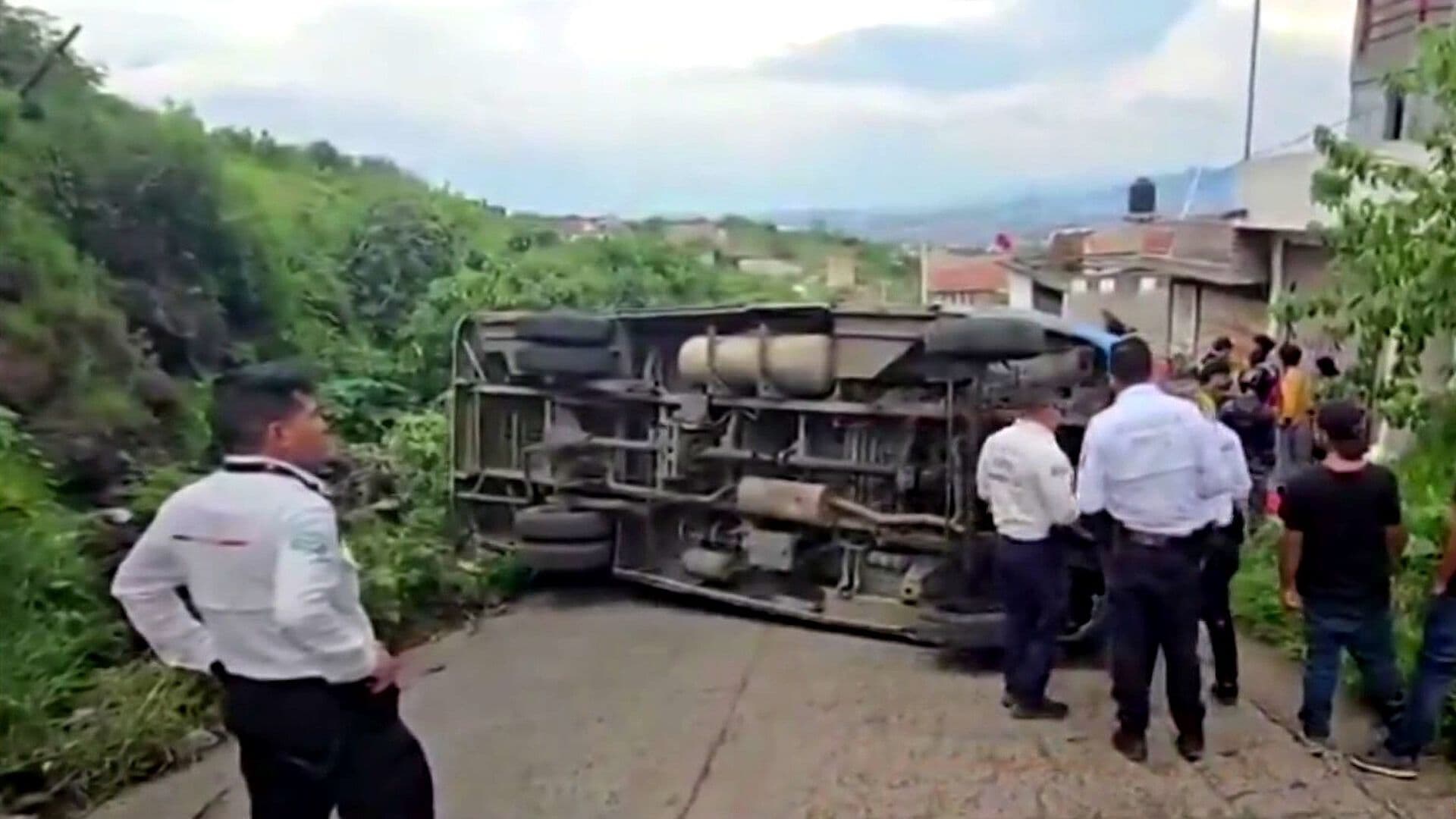 Camión de Pasajeros Vuelca y Deja 12 Lesionados en Morelia, Michoacán
