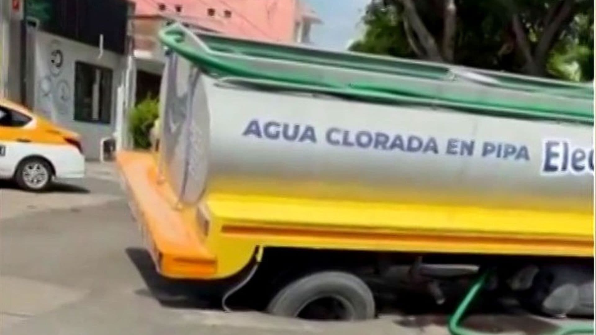Pipa de Agua Potable Cae en Socavón y Queda Atrapada en Tuxtla Gutiérrez