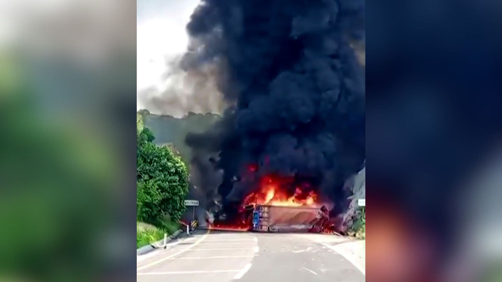 Vuelca Tractocamión y se Incendia en Autopista Guadalajara-Colima, Jalisco