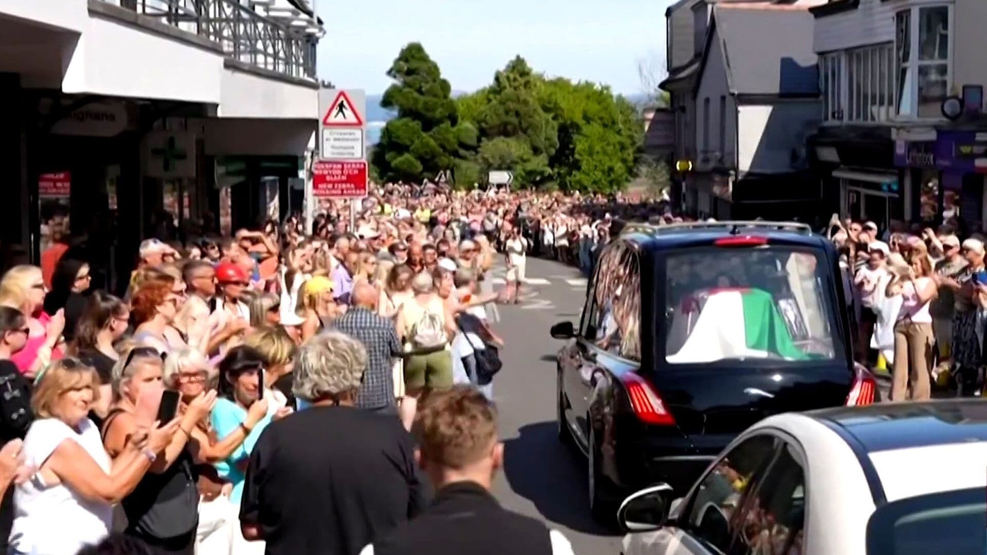 Fans de Bonnie Tyler la Despiden en Swansea, su Ciudad Natal, Antes de su Funeral