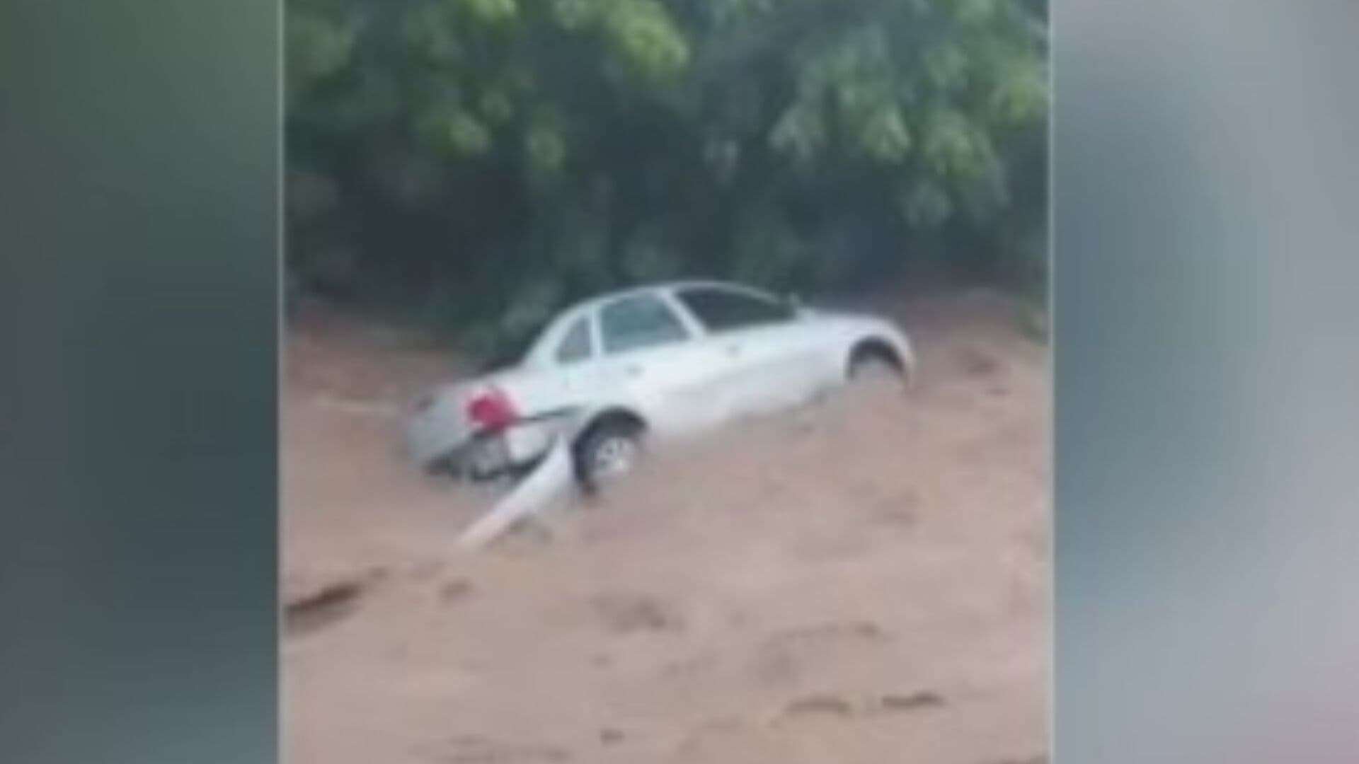 Tormenta Azotó Culiacán; Así fue Arrastrado un Auto por la Corriente