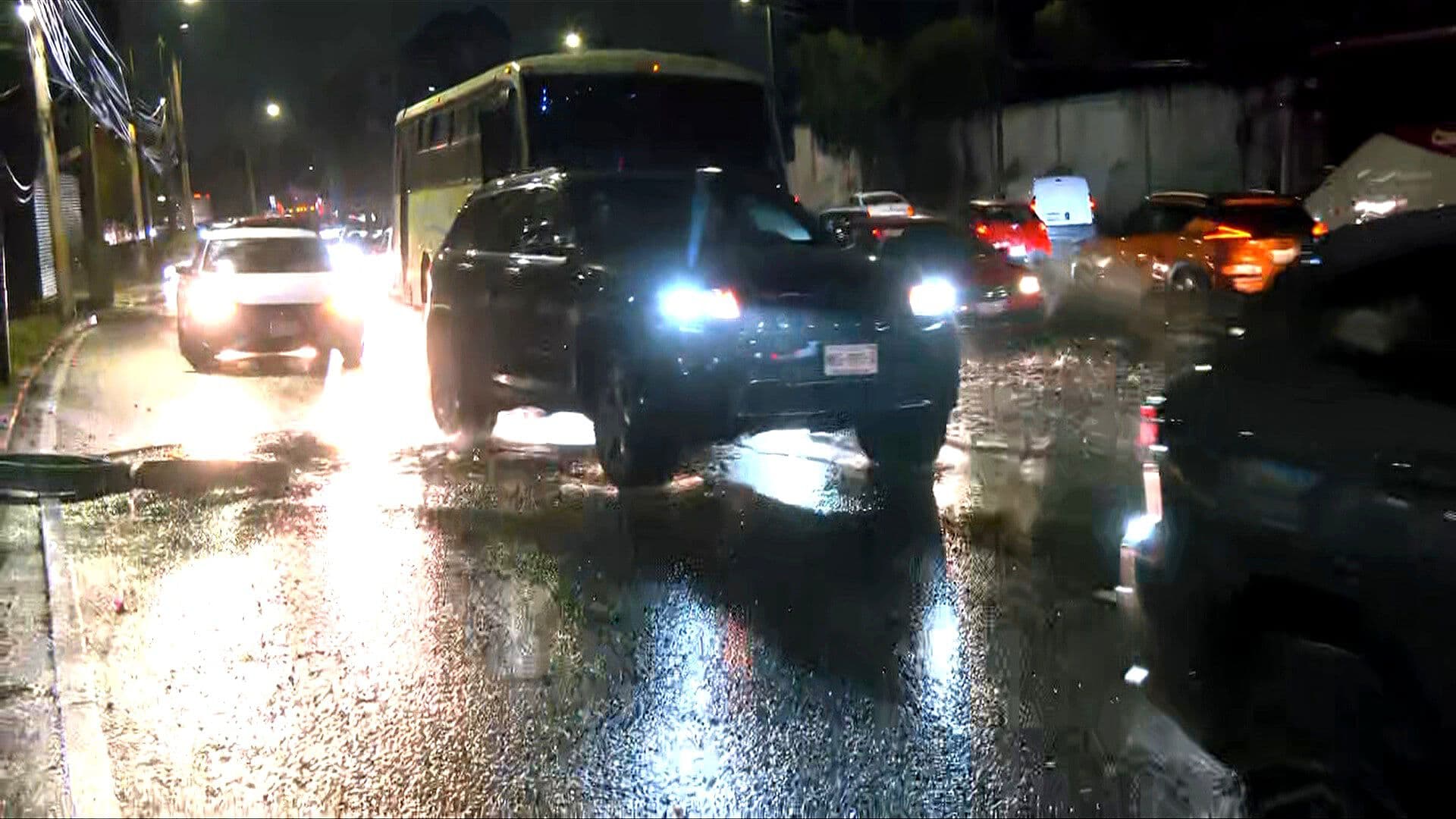 Lluvia y Fuga de Aguas Negras Causan Encharcamiento en Constituyentes, CDMX
