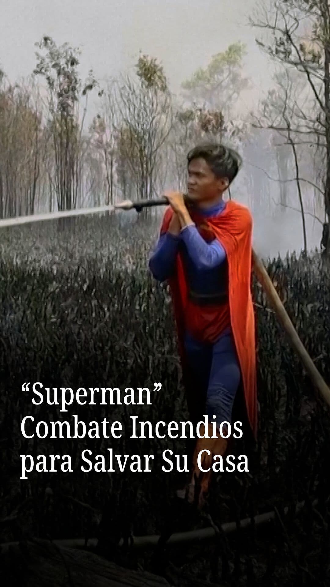 'Superman' Adolescente Combate Incendios para Salvar Casa