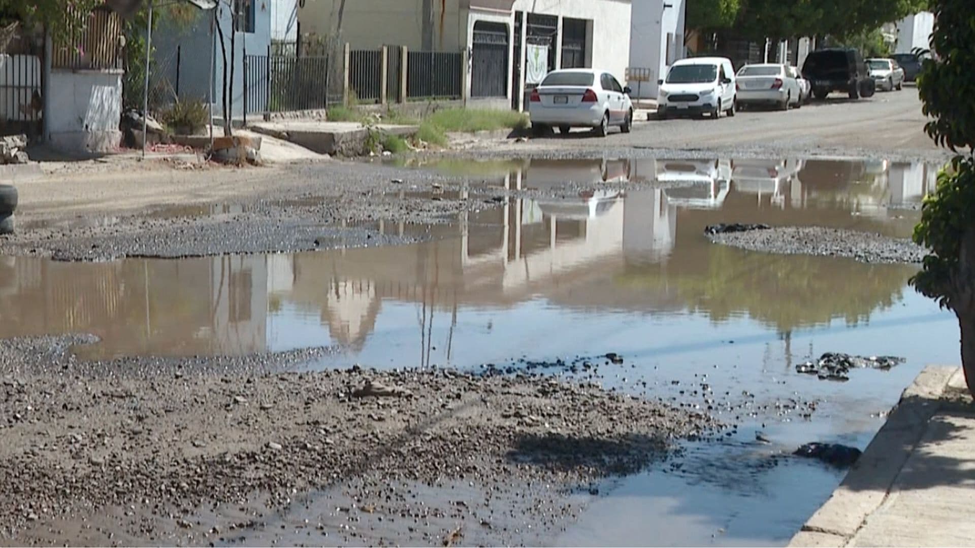 Vecinos Reportan Fuga de Agua de Más de un Mes en Colonia Cuatro Olivos de Hermosillo