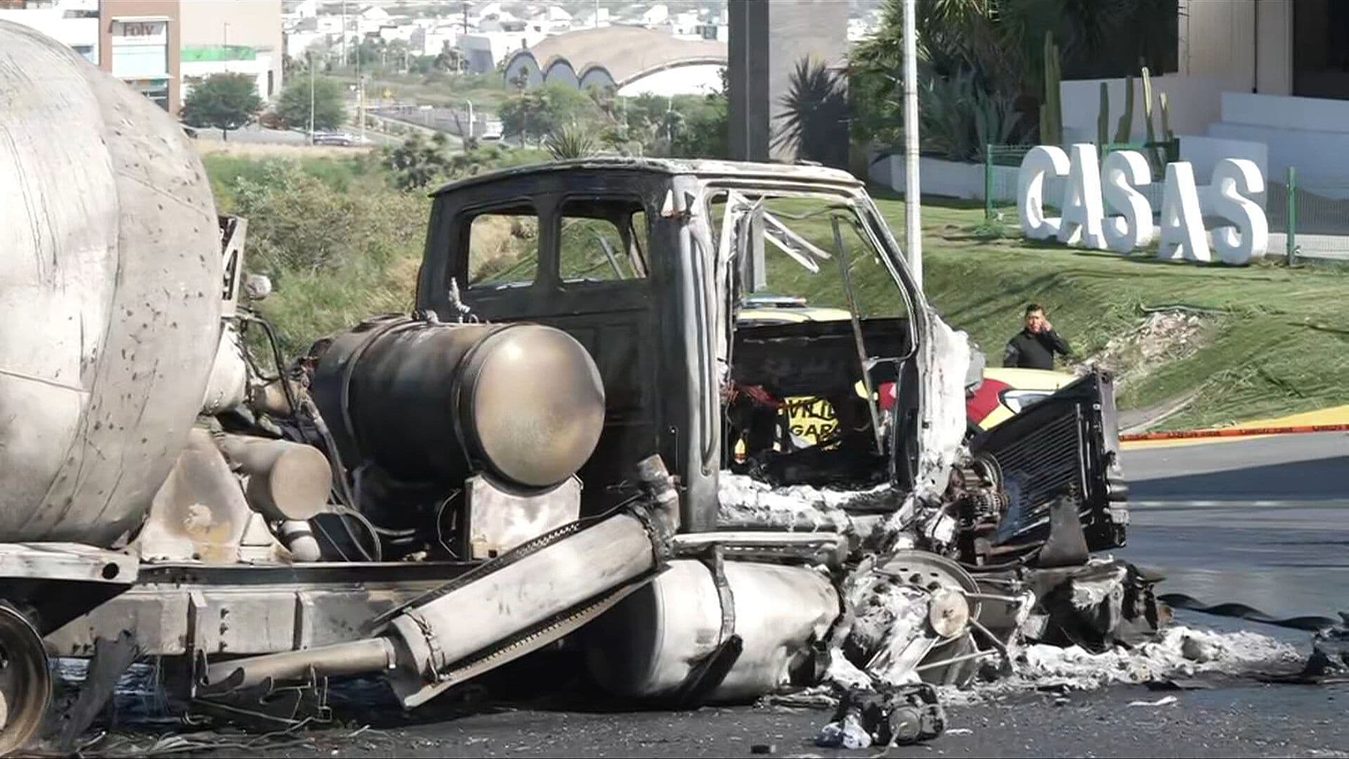 Fatal Accidente en Monterrey; Choque Provoca Incendio de Camión Revolvedora y Auto