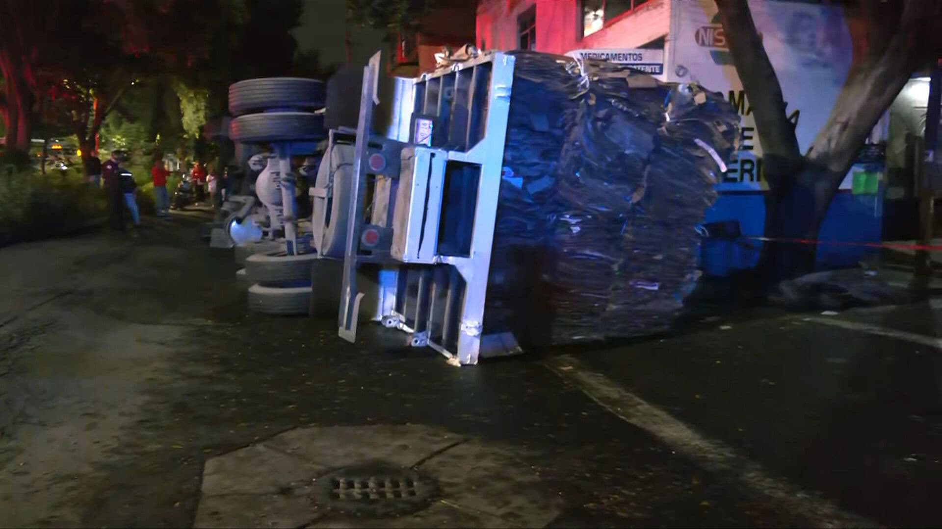 Tráiler con 30 Toneladas de Cartón Vuelca en la Gustavo A. Madero, CDMX