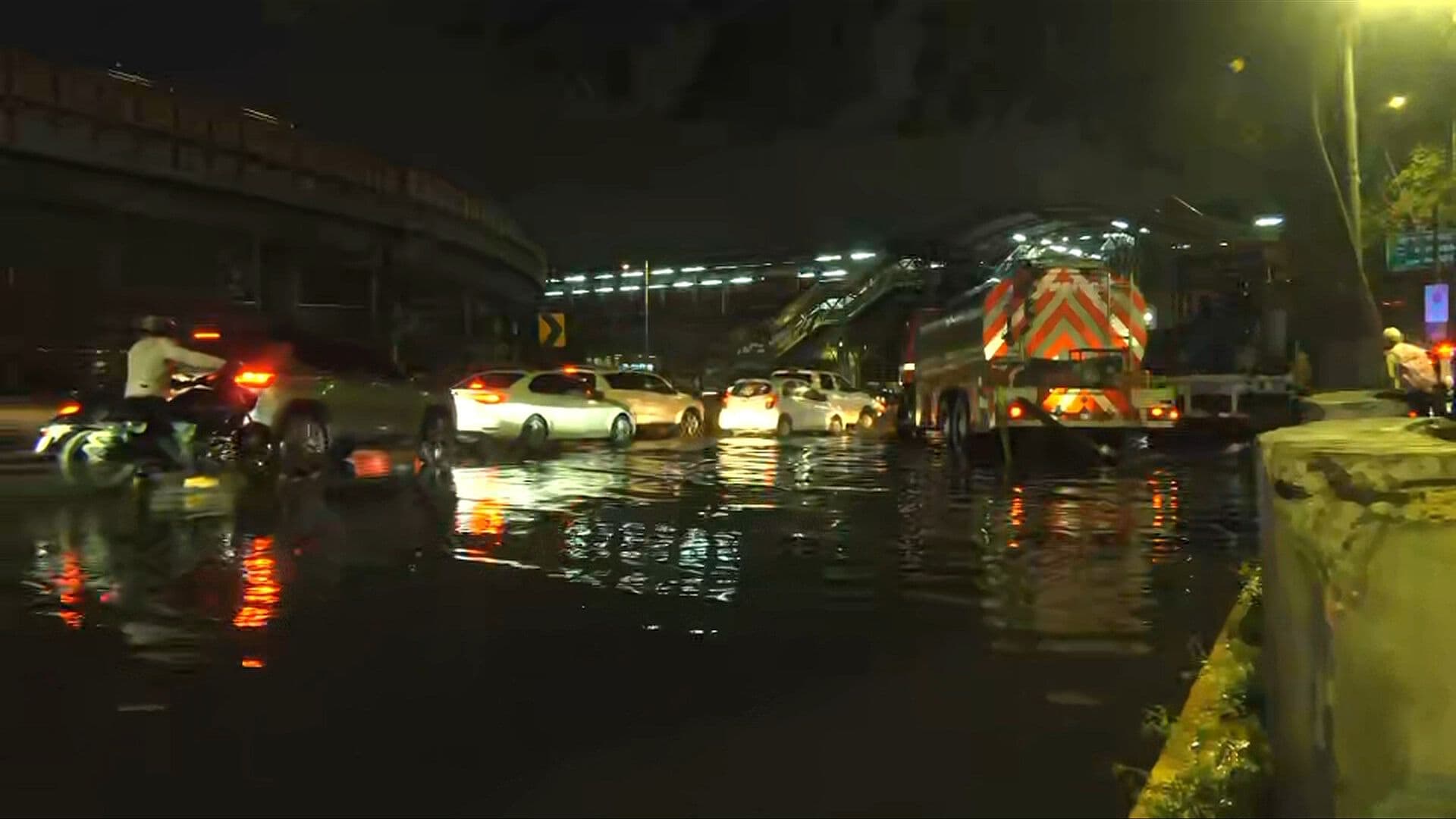 ‘No Se Puede Pasar’: Pasajeros del AICM Atrapados en Inundaciones en Circuito Interior