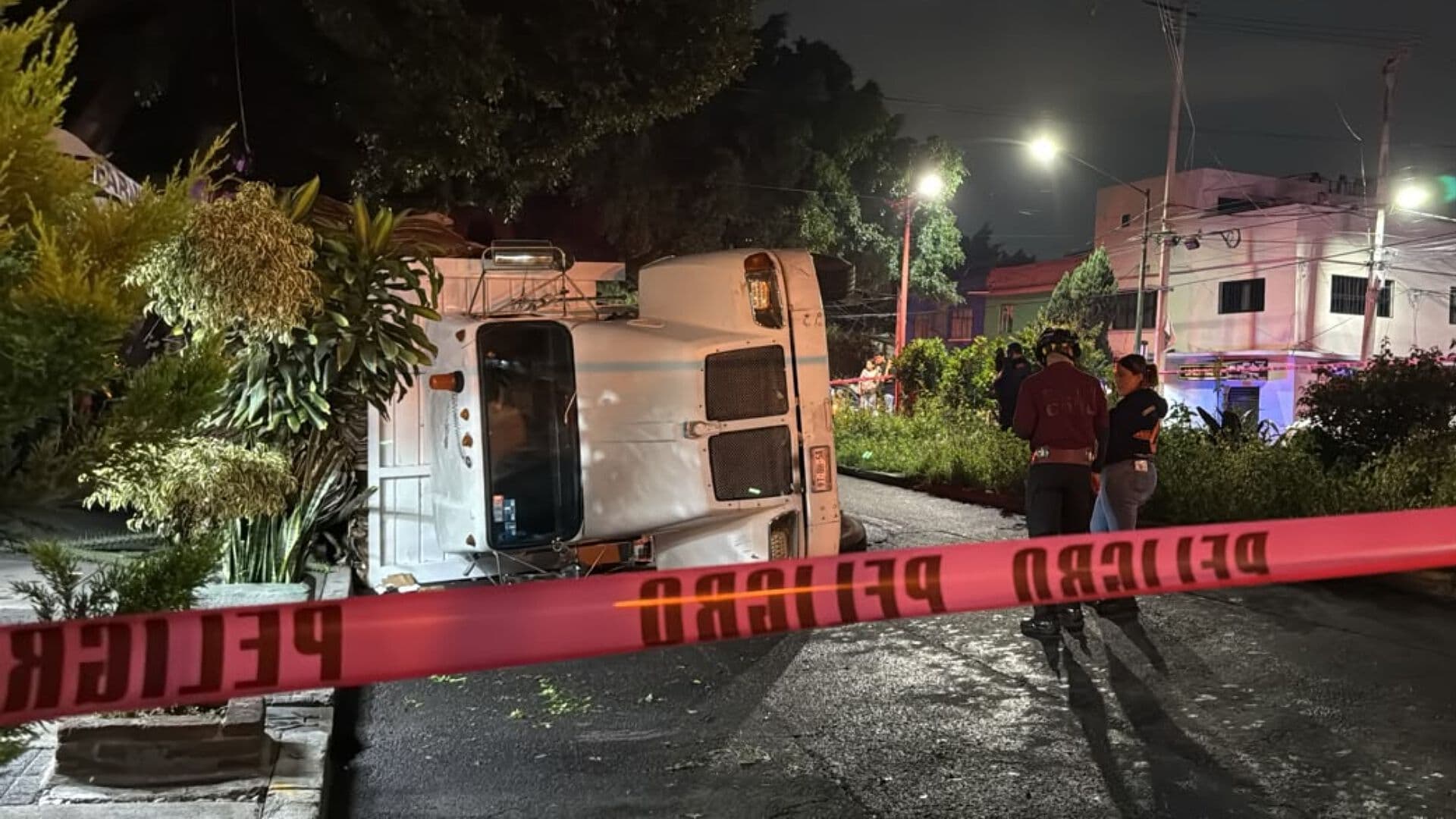 'Vecinos Salieron Corriendo': Así Fue la Volcadura con Cartón en la GAM, CDMX