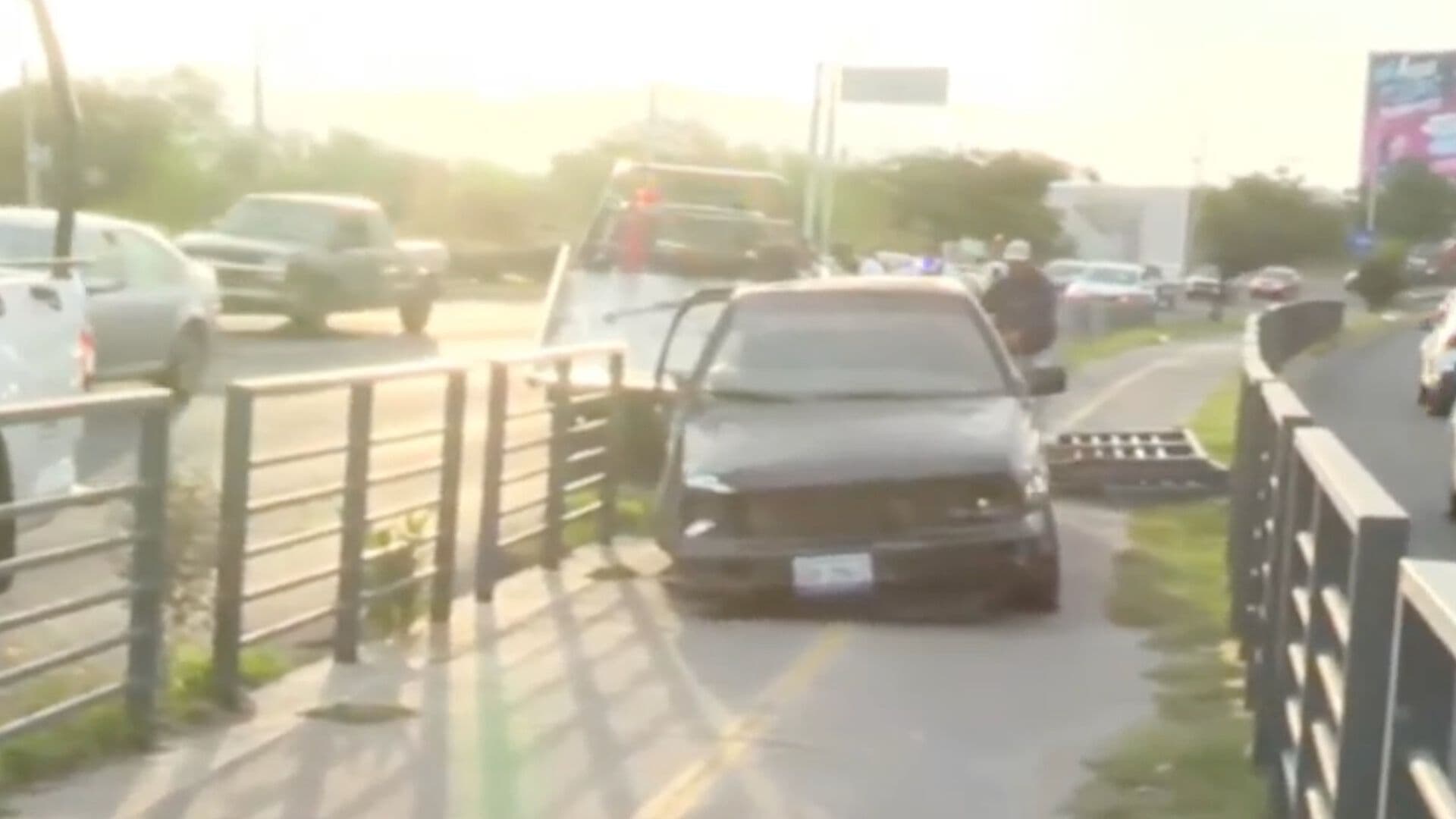 Conductor Choca Contra Protección de la Ciclovía y Huye en el Libramiento de León
