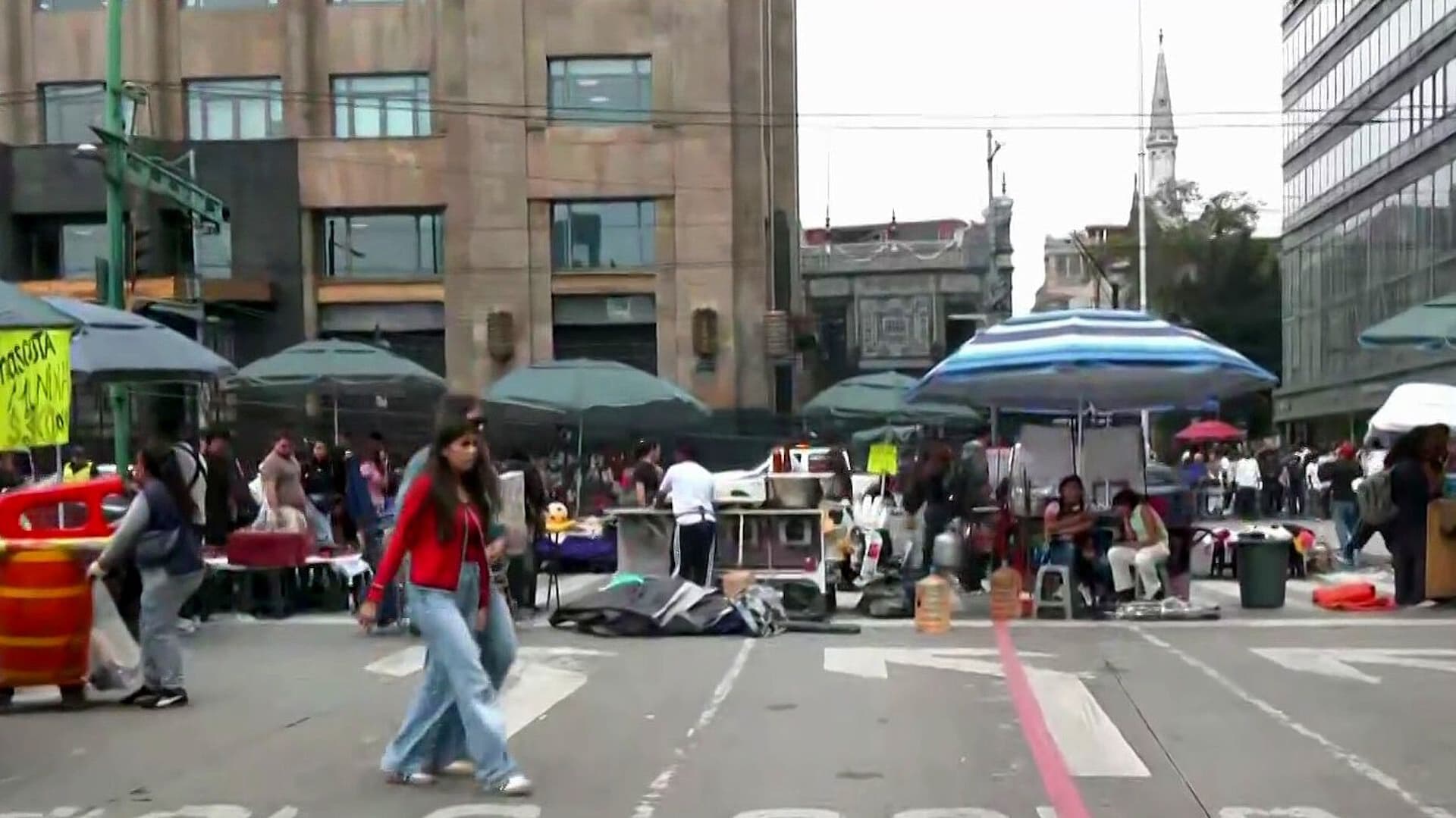 Comerciantes Bloquean las Avenidas Juárez y Central para Exigir Espacios de Venta en la CDMX