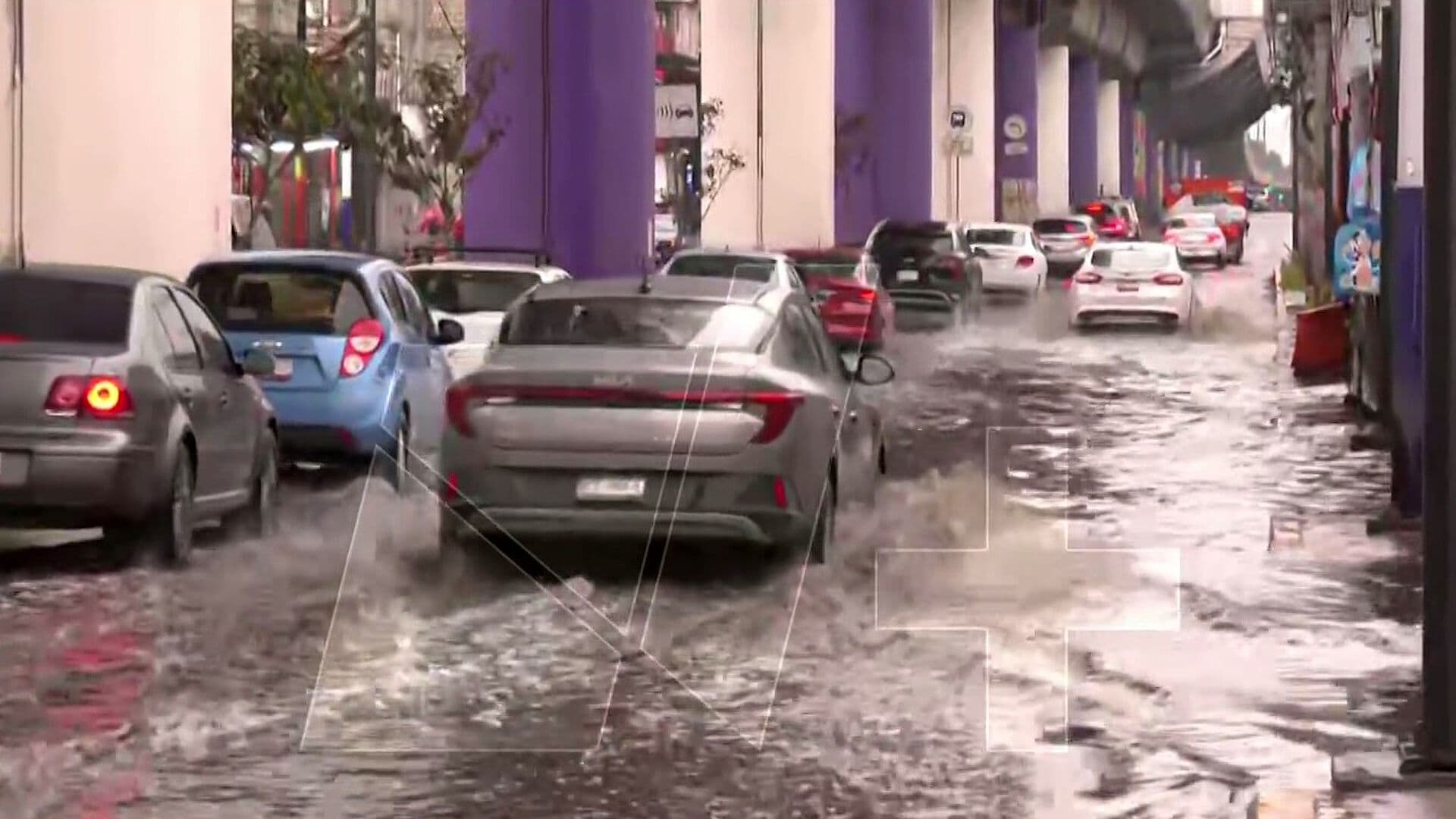 Inundación Colapsa el Tránsito en Avenida Tláhuac, CDMX