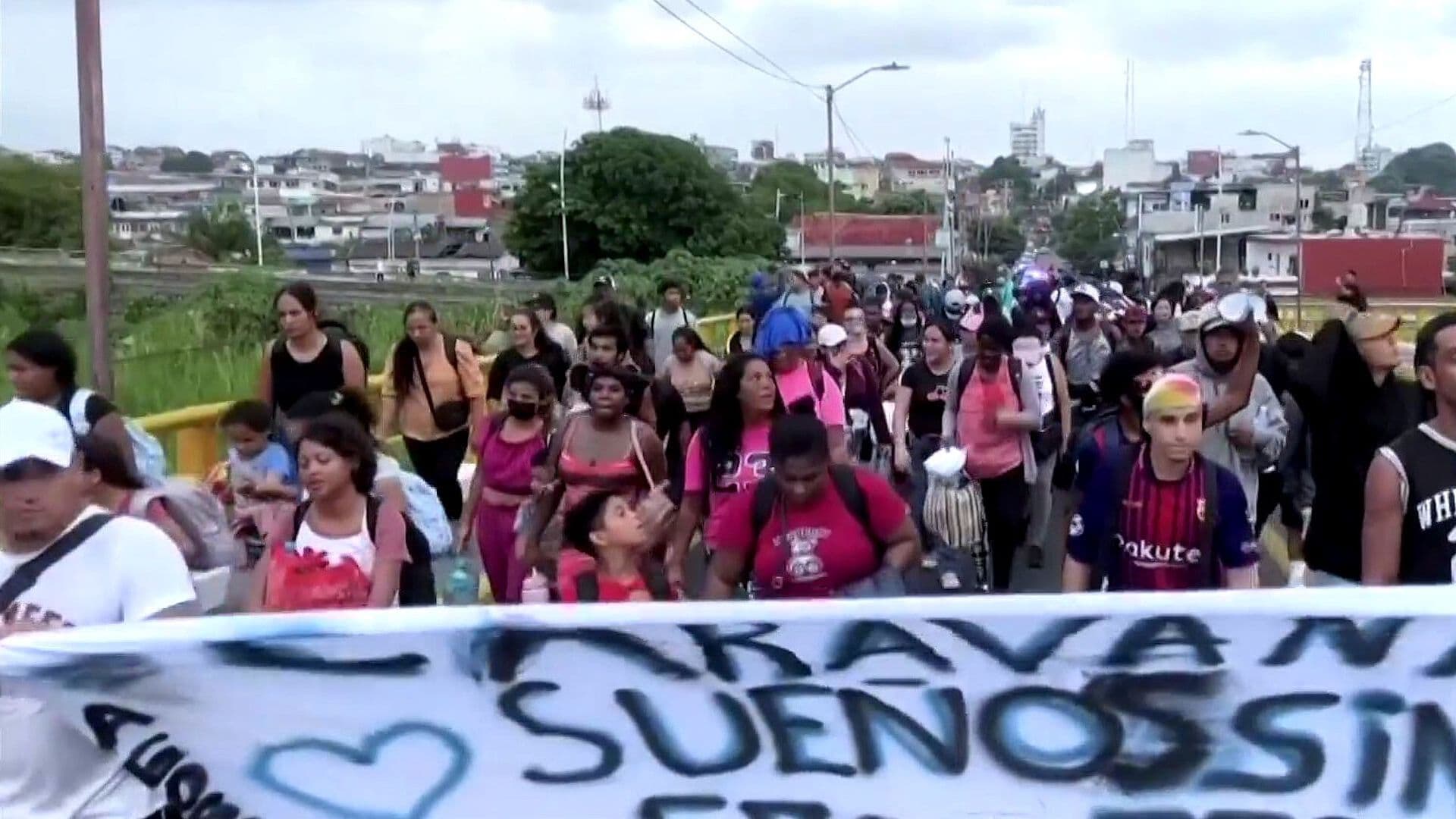 Caravana Migrante Llega Exhausta a Huixtla tras Recorrer 36 Kilómetros en Chiapas