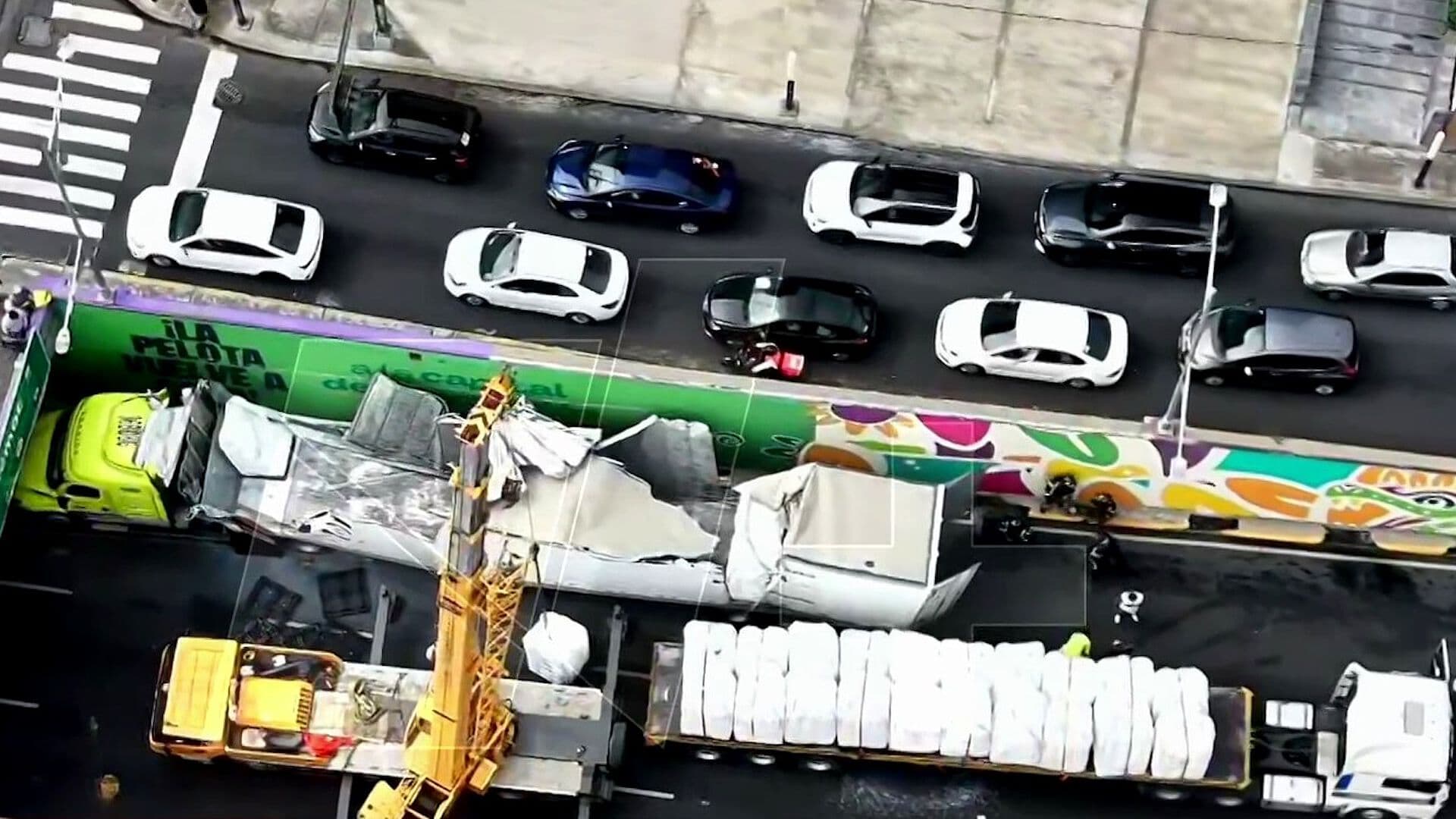 Tráiler Queda Atorado Bajo Puente y Cierra Viaducto en Benito Juárez, CDMX