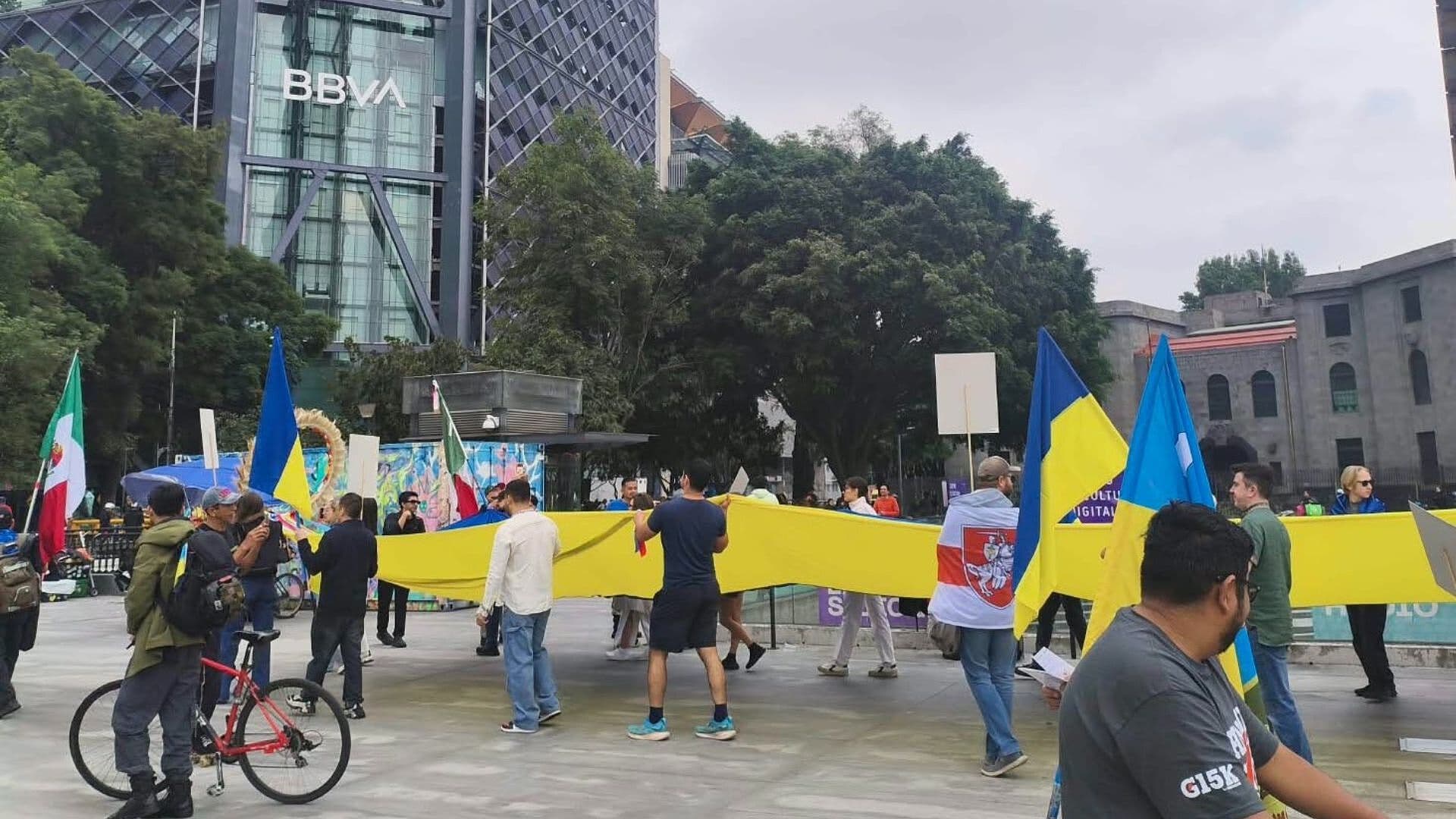 Manifestantes Marchan por la Independencia de Ucrania en Paseo de la Reforma, CDMX