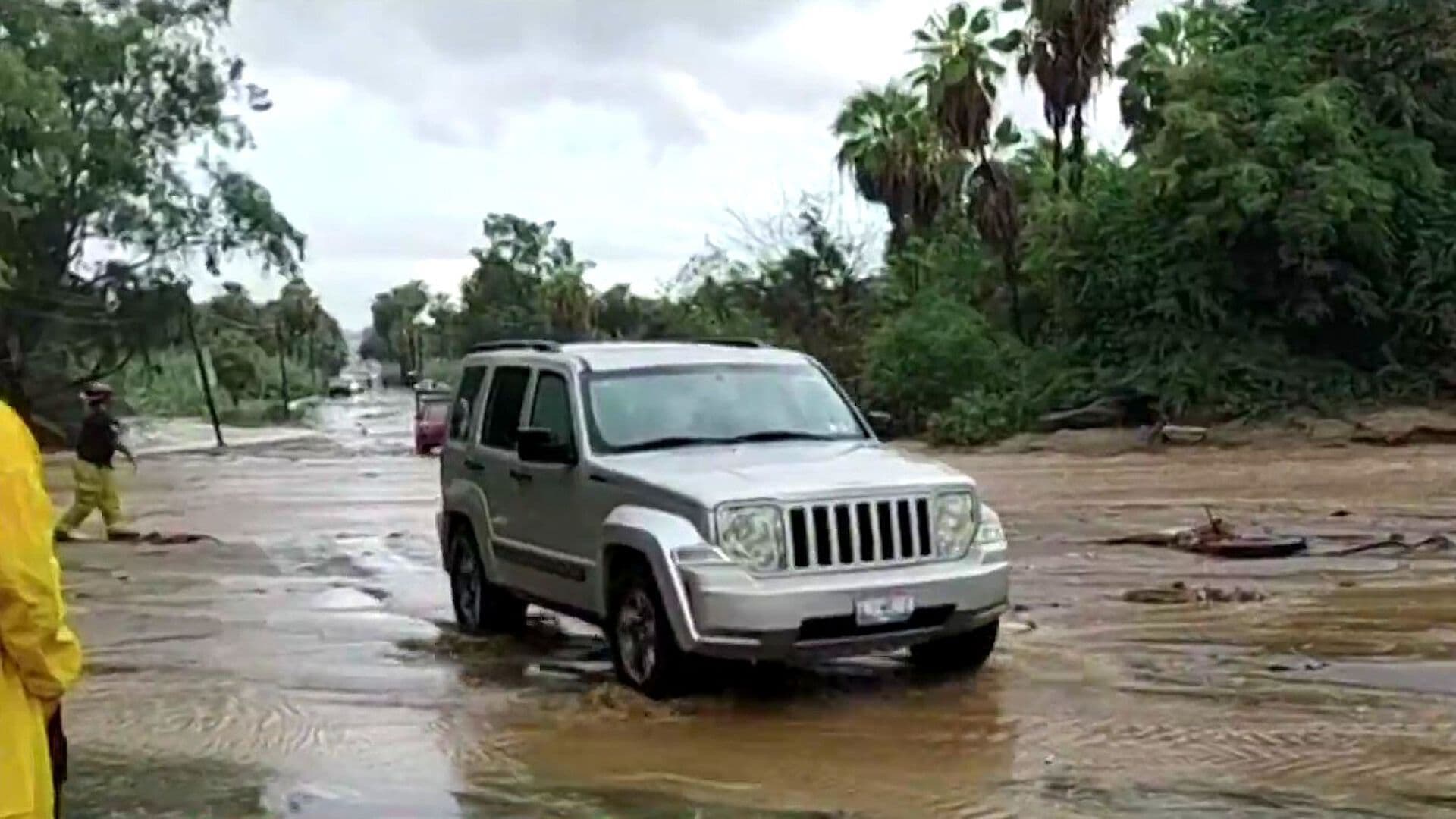 Tormenta Desborda Arroyos, Inunda Todos Santos y Vuelca Camioneta en La Paz, BCS