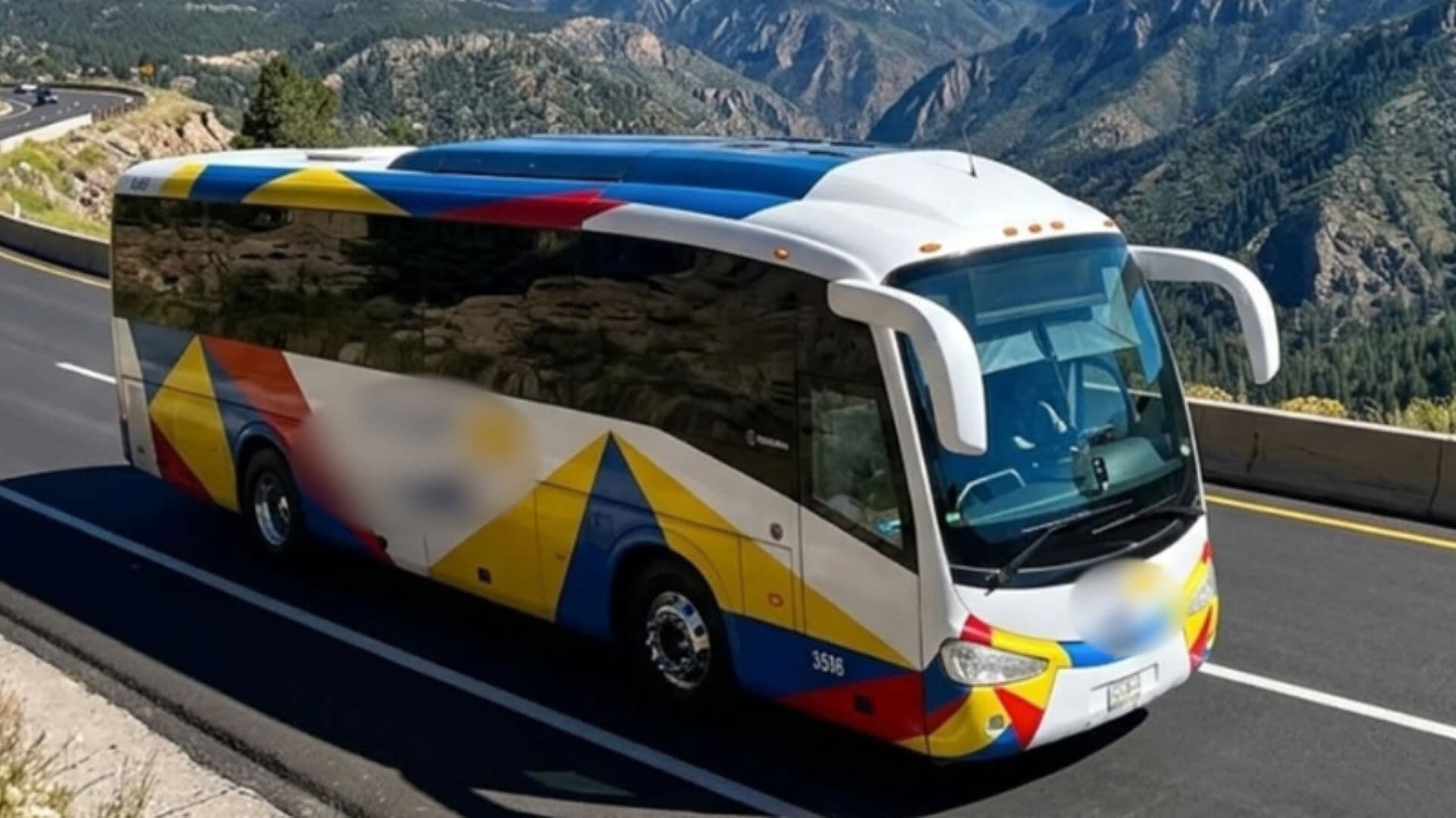 Autobús de Pasajeros Línea Vía Ruta Teziutlán Tlapacoyan Puebla Rebasando Curva