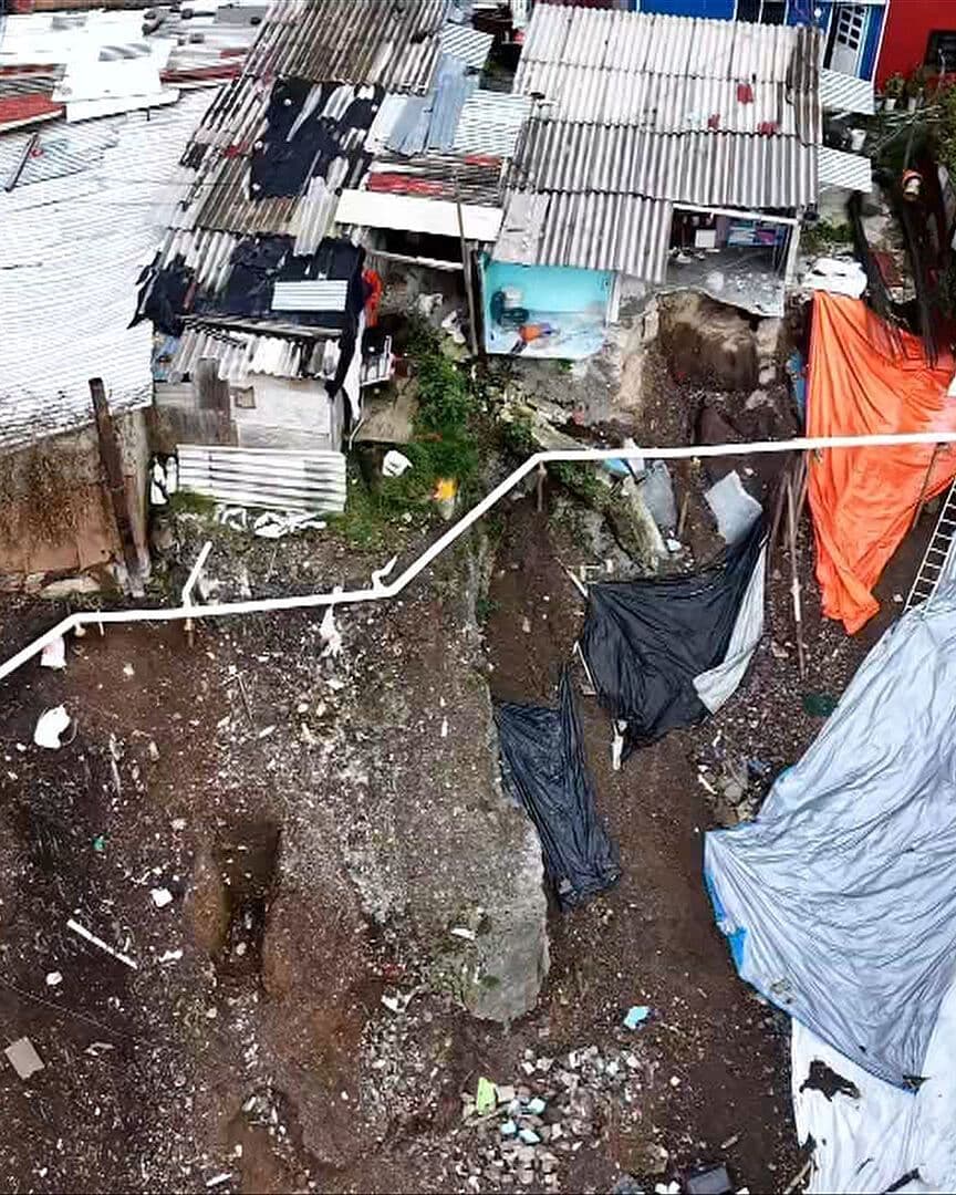 Desde el Aire: Así se Ven Casas a Punto de Caer por Barranca en Cuajimalpa