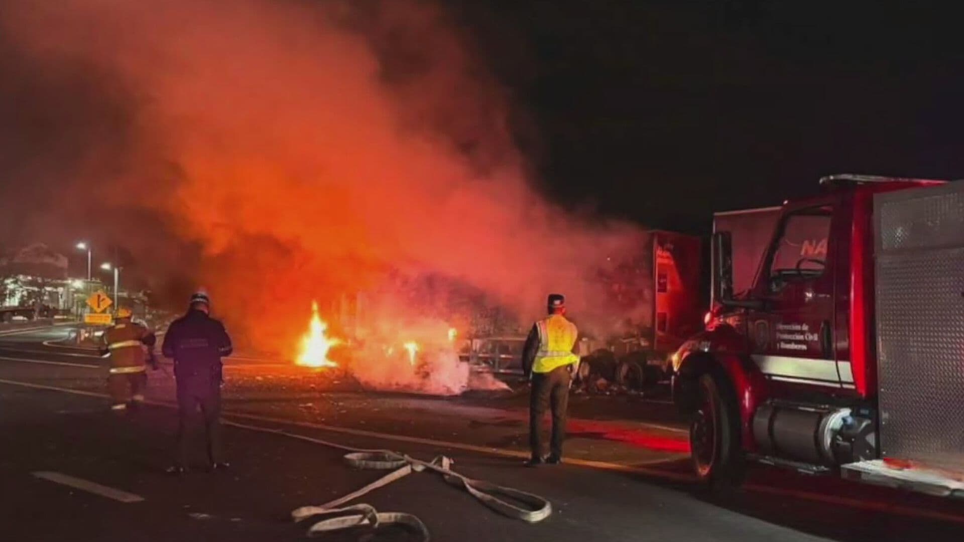 Tráiler Cargado con Cerveza se Incendia tras Accidente en Autopista de Puebla