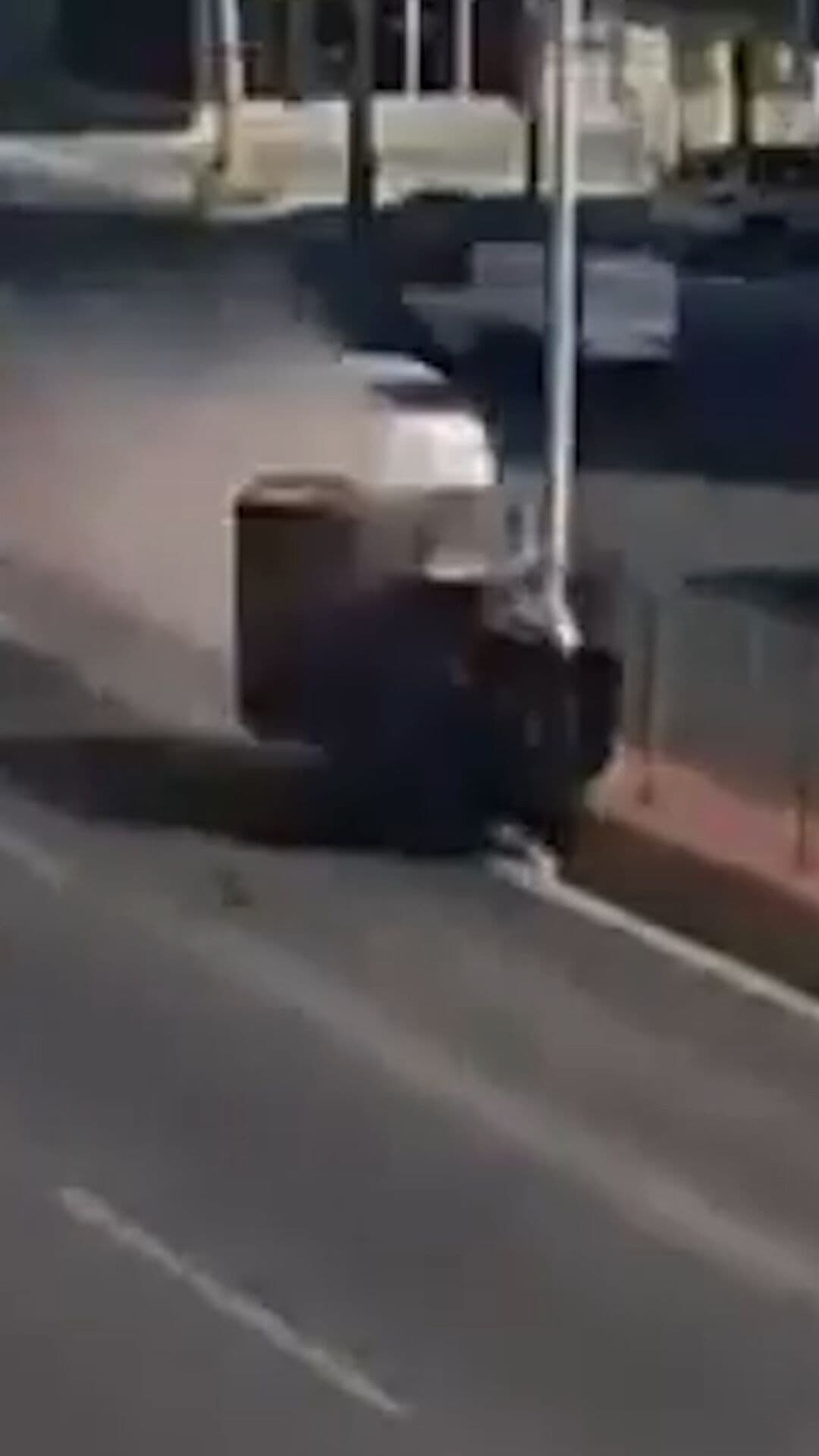 Choque Causa Volcadura de Camioneta