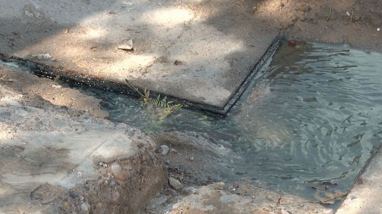 Se Desbordan Registros de Aguas Negras en Colonia Solidaridad en Hermosillo