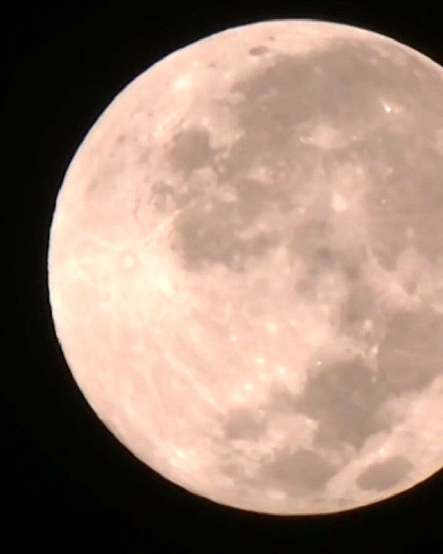 Luna de Sangre Cautiva a Fotógrafos Durante Eclipse Lunar Parcial en CDMX