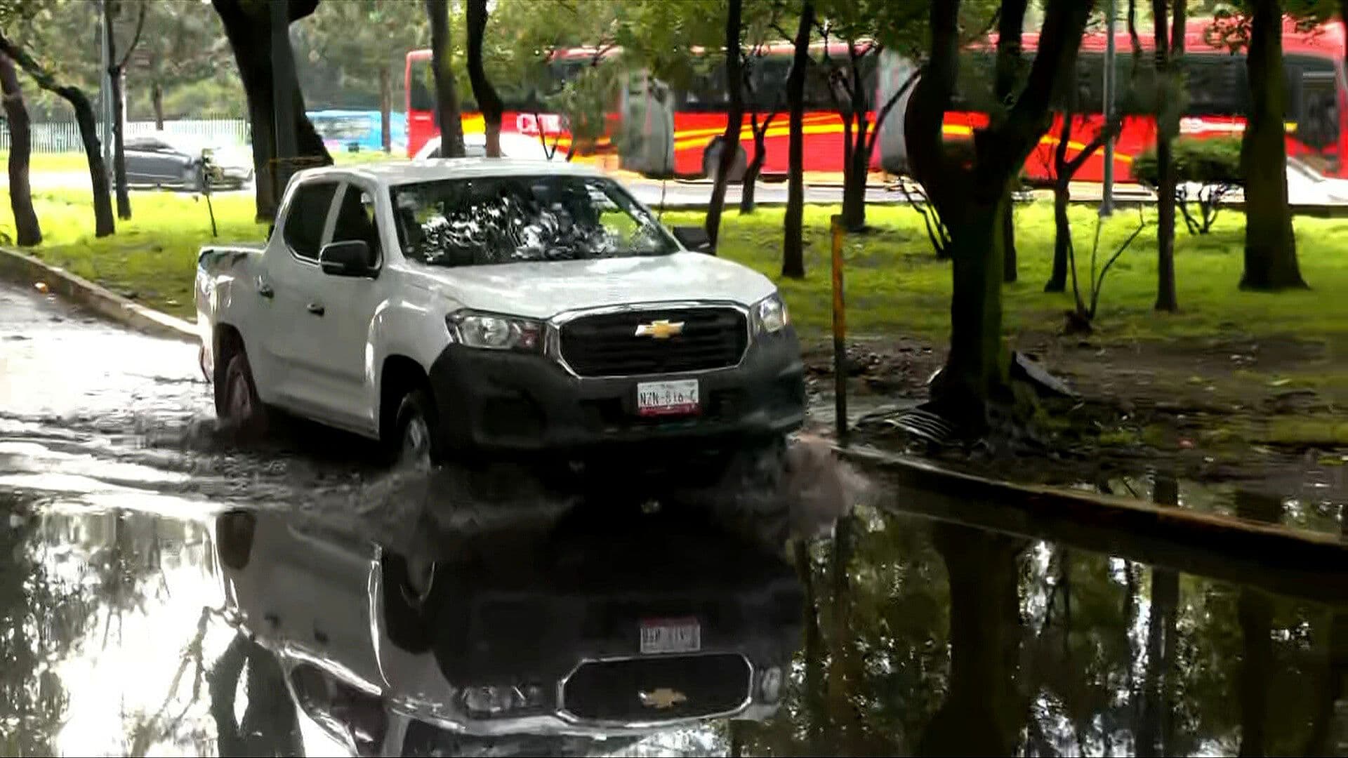 Acumulación de Agua por Lluvia Complica Tránsito en Insurgentes Norte, CDMX