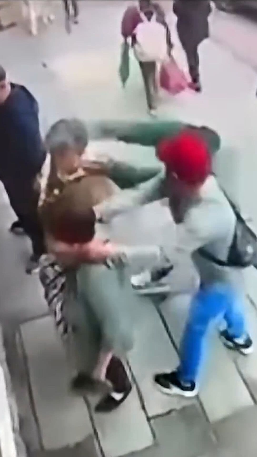 Roban Aretes a Mujeres en Plena Calle